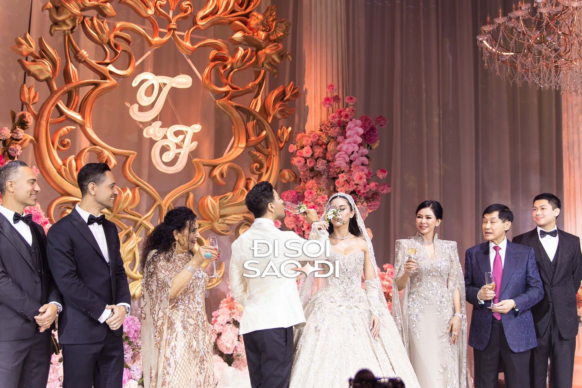 Lễ cưới của Tiên Nguyễn và chồng gốc Dubai: Cô dâu chú rể khoá môi ngọt ngào, tỷ phú Johnathan Hạnh Nguyễn phát biểu song ngữ!- Ảnh 4. Lễ cưới của Tiên Nguyễn và chồng gốc Dubai: Cô dâu chú rể khoá môi ngọt ngào, tỷ phú Johnathan Hạnh Nguyễn phát biểu song ngữ!- Ảnh 4.