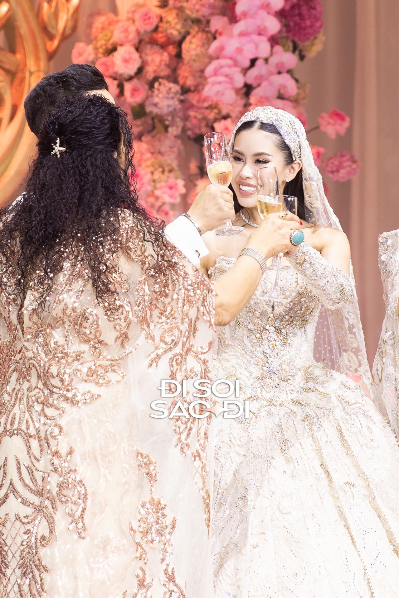 Toàn cảnh siêu lễ cưới của Tiên Nguyễn và chồng gốc Dubai: Cô dâu chú rể tình tứ, gia đình tỷ phú đến dàn khách mời Toàn cảnh siêu lễ cưới của Tiên Nguyễn và chồng gốc Dubai: Cô dâu chú rể tình tứ, gia đình tỷ phú đến dàn khách mời