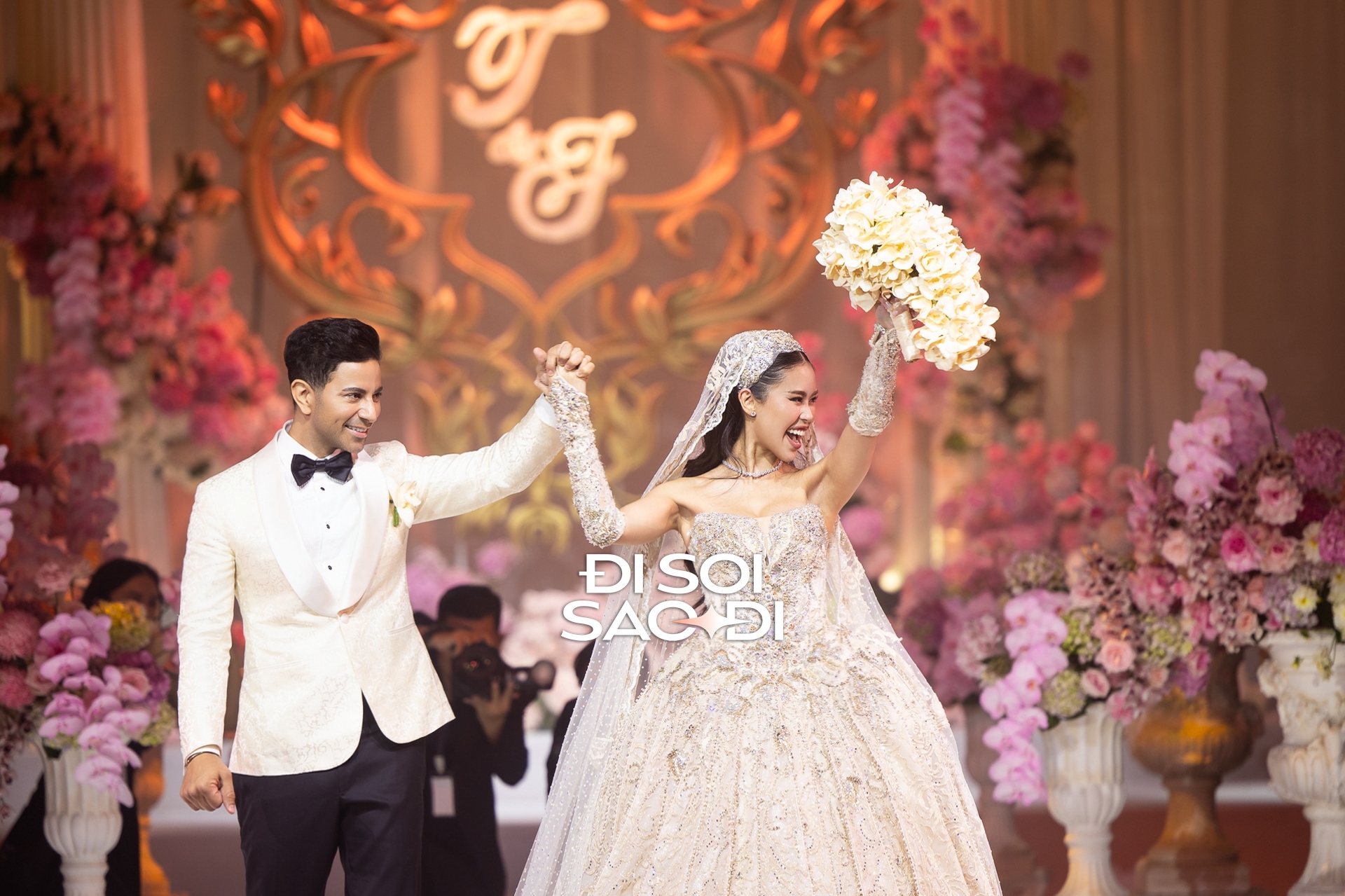 Lễ cưới của Tiên Nguyễn và chồng gốc Dubai: Cô dâu chú rể khoá môi ngọt ngào, tỷ phú Johnathan Hạnh Nguyễn phát biểu song ngữ!- Ảnh 2. Lễ cưới của Tiên Nguyễn và chồng gốc Dubai: Cô dâu chú rể khoá môi ngọt ngào, tỷ phú Johnathan Hạnh Nguyễn phát biểu song ngữ!- Ảnh 2.