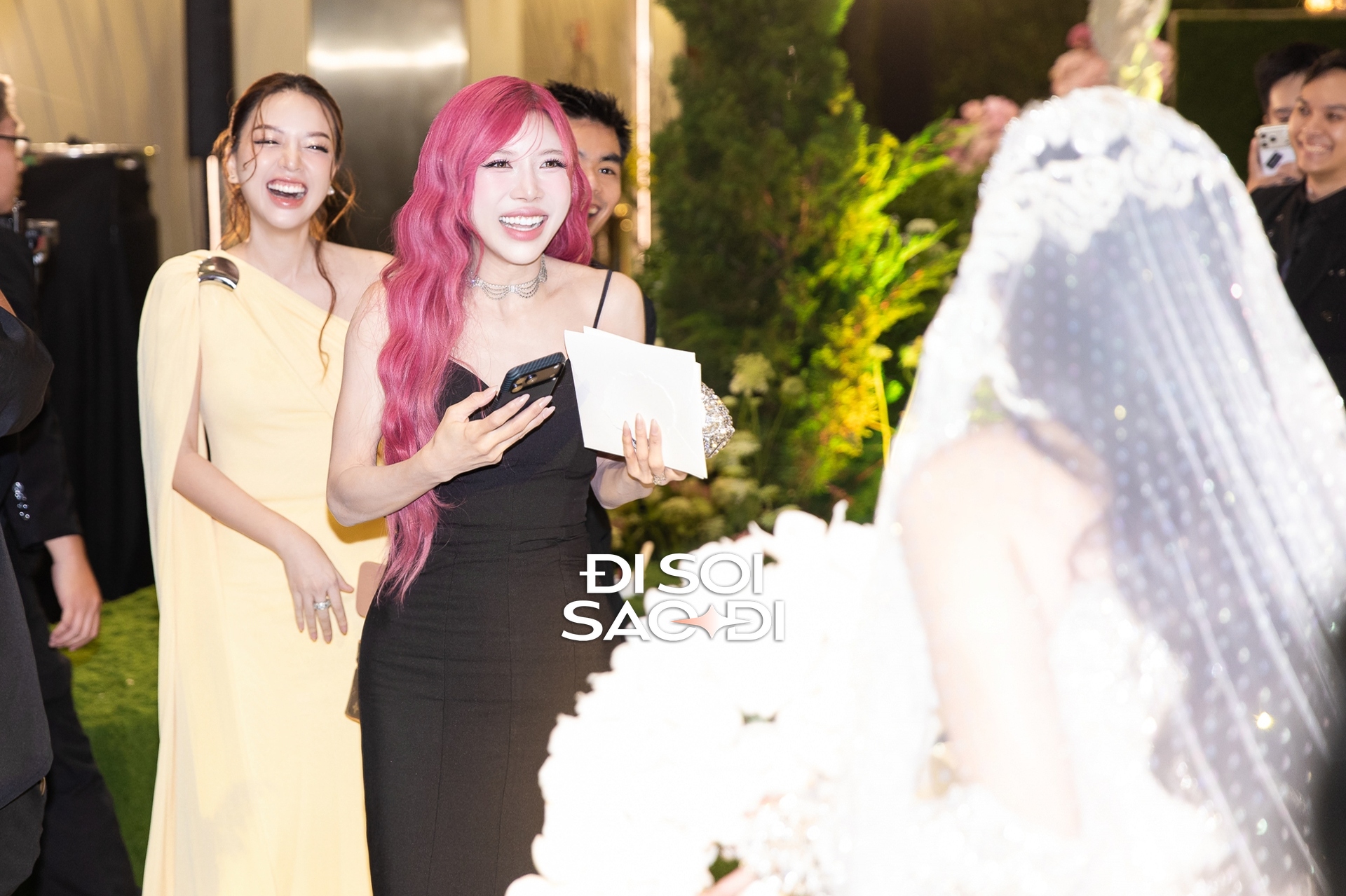 Toàn cảnh siêu lễ cưới của Tiên Nguyễn và chồng gốc Dubai: Cô dâu chú rể tình tứ, gia đình tỷ phú đến dàn khách mời Toàn cảnh siêu lễ cưới của Tiên Nguyễn và chồng gốc Dubai: Cô dâu chú rể tình tứ, gia đình tỷ phú đến dàn khách mời