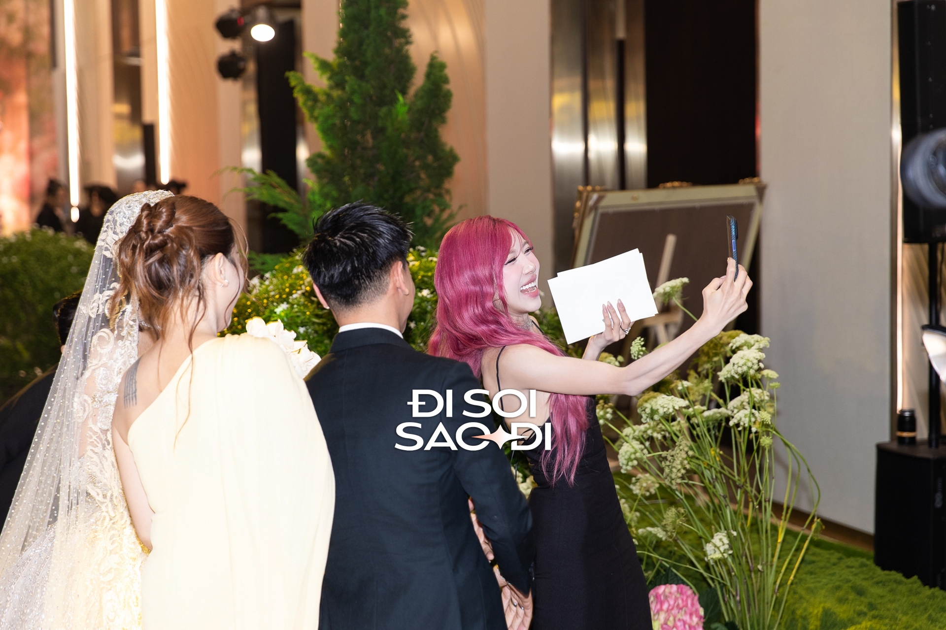 Toàn cảnh siêu lễ cưới của Tiên Nguyễn và chồng gốc Dubai: Cô dâu chú rể tình tứ, gia đình tỷ phú đến dàn khách mời Toàn cảnh siêu lễ cưới của Tiên Nguyễn và chồng gốc Dubai: Cô dâu chú rể tình tứ, gia đình tỷ phú đến dàn khách mời