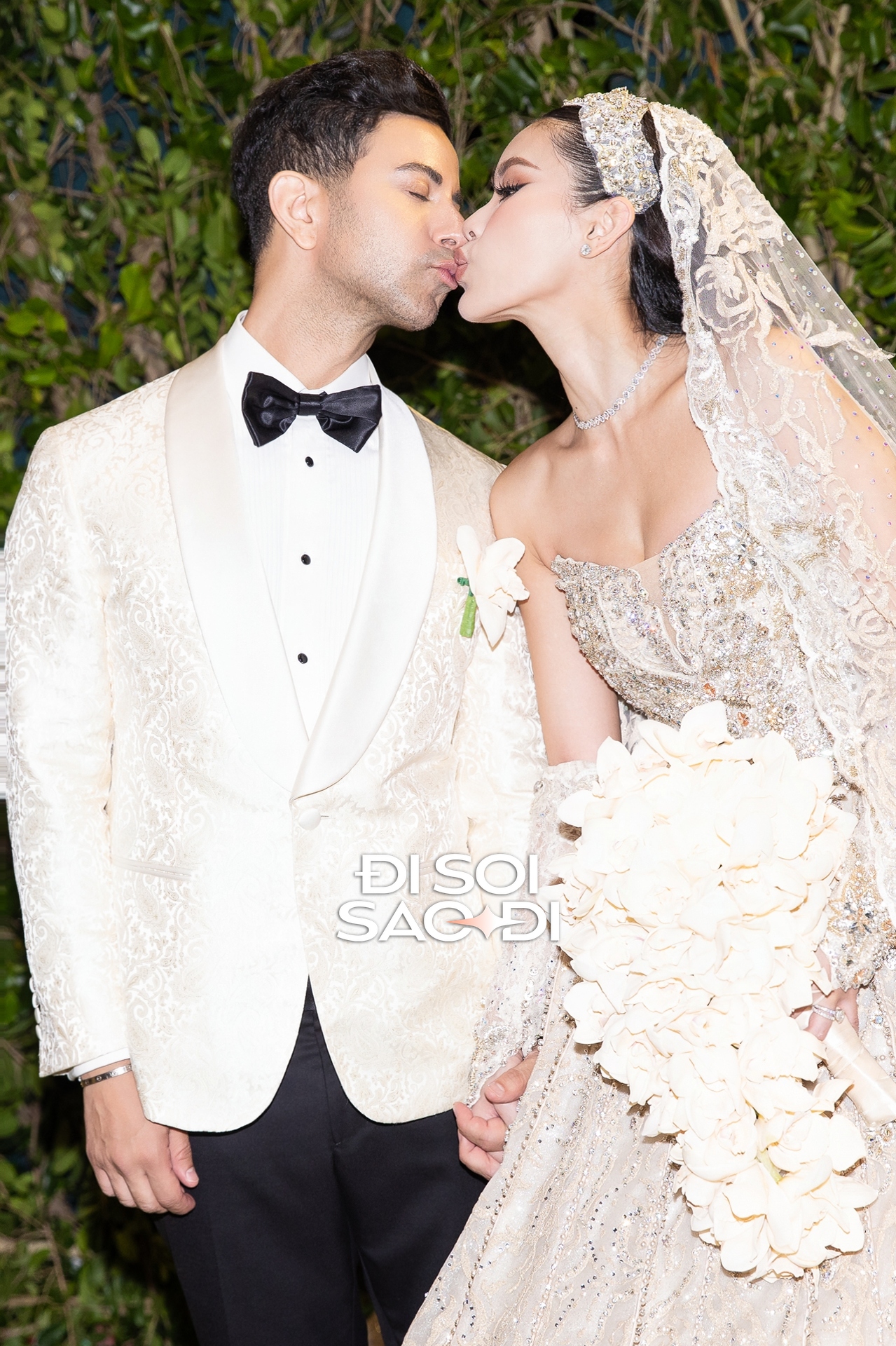 Toàn cảnh siêu lễ cưới của Tiên Nguyễn và chồng gốc Dubai: Cô dâu chú rể tình tứ, gia đình tỷ phú đến dàn khách mời Toàn cảnh siêu lễ cưới của Tiên Nguyễn và chồng gốc Dubai: Cô dâu chú rể tình tứ, gia đình tỷ phú đến dàn khách mời