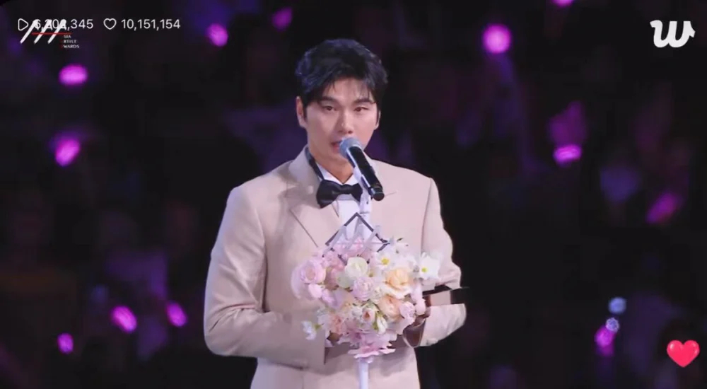 Lee Yi Kyung phản pháo MC quốc dân Yoo Jae Suk trên sân khấu AAA gây sốt mạng xã hội - Ảnh 1. Lee Yi Kyung phản pháo MC quốc dân Yoo Jae Suk trên sân khấu AAA gây sốt mạng xã hội - Ảnh 1.