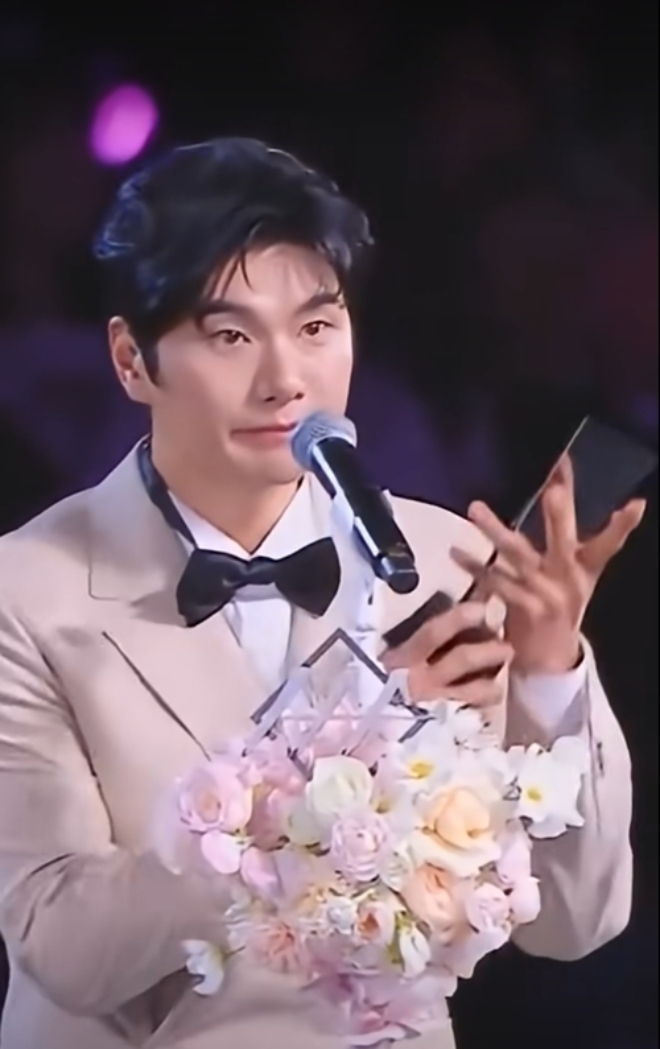 Lee Yi Kyung phản pháo MC quốc dân Yoo Jae Suk trên sân khấu AAA gây sốt mạng xã hội - Ảnh 3. Lee Yi Kyung phản pháo MC quốc dân Yoo Jae Suk trên sân khấu AAA gây sốt mạng xã hội - Ảnh 3.