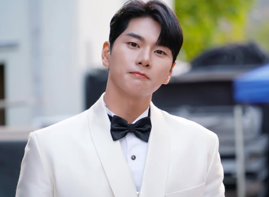 Lee Yi Kyung phản pháo MC quốc dân Yoo Jae Suk trên sân khấu AAA gây sốt mạng xã hội - Ảnh 7. Lee Yi Kyung phản pháo MC quốc dân Yoo Jae Suk trên sân khấu AAA gây sốt mạng xã hội - Ảnh 7.