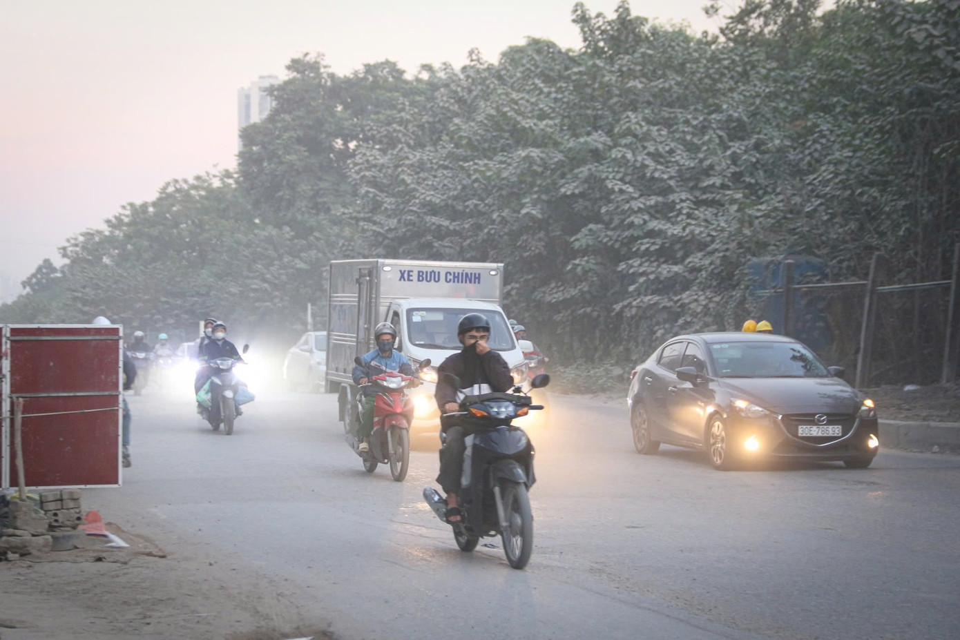 Diễn biến ô nhiễm không khí Hà Nội những ngày tới và tác động đến sức khỏe cộng đồng - Ảnh 1.