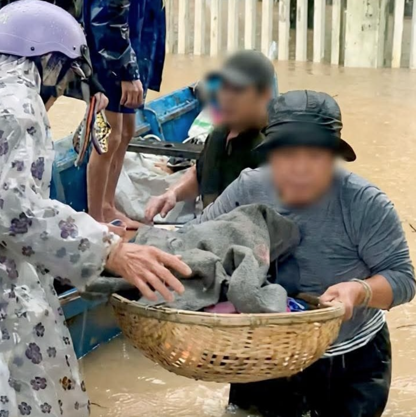 Vụ mẹ và bé sơ sinh xin vào trạm y tế tránh lũ nhưng bị từ chối gây xôn xao - Ảnh 1.