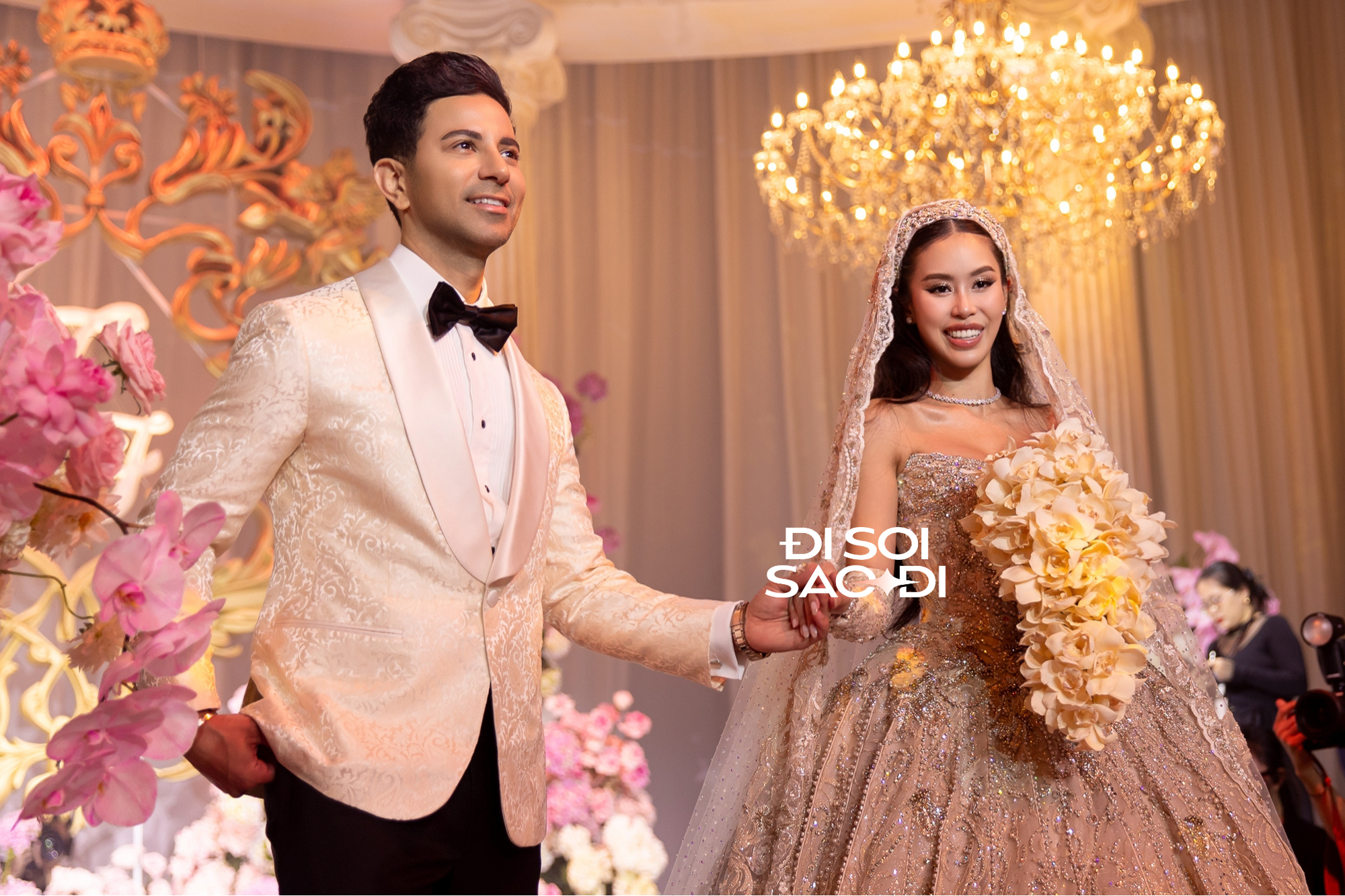 Hậu trường lễ cưới xa hoa của Tiên Nguyễn và Justin Cohen tại TP . HCM - Ảnh 2. Hậu trường lễ cưới xa hoa của Tiên Nguyễn và Justin Cohen tại TP . HCM - Ảnh 2.