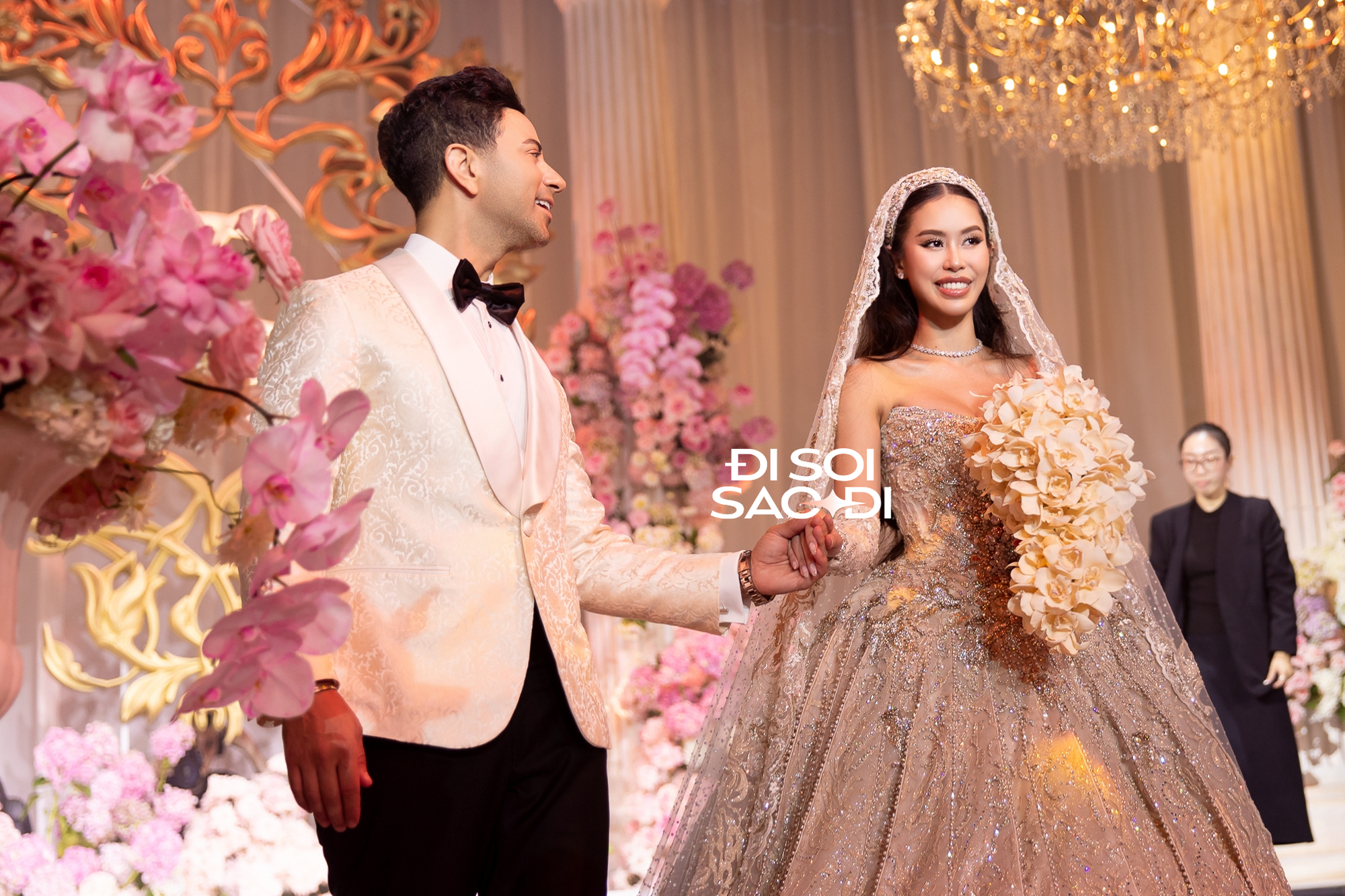 Hậu trường lễ cưới xa hoa của Tiên Nguyễn và Justin Cohen tại TP . HCM - Ảnh 1. Hậu trường lễ cưới xa hoa của Tiên Nguyễn và Justin Cohen tại TP . HCM - Ảnh 1.