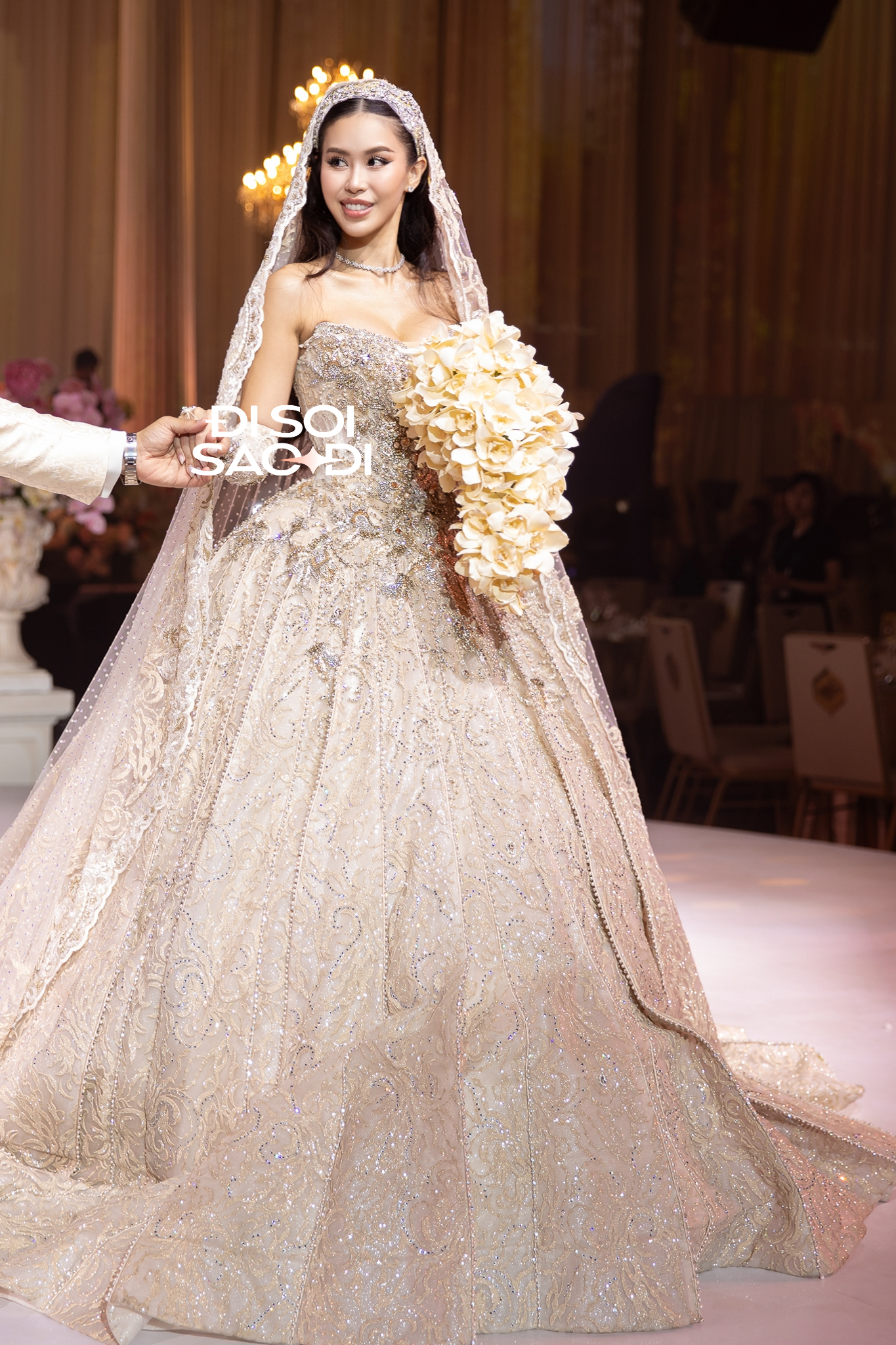 Hậu trường lễ cưới xa hoa của Tiên Nguyễn và Justin Cohen tại TP . HCM - Ảnh 5. Hậu trường lễ cưới xa hoa của Tiên Nguyễn và Justin Cohen tại TP . HCM - Ảnh 5.