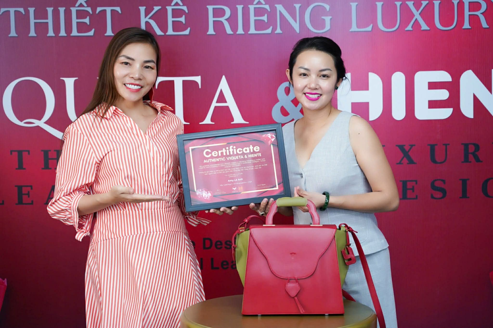 NTK Hà Lan tặng bộ túi thời trang thiết kế độc bản cho ca sĩ Amy Lê Anh- Ảnh 1.