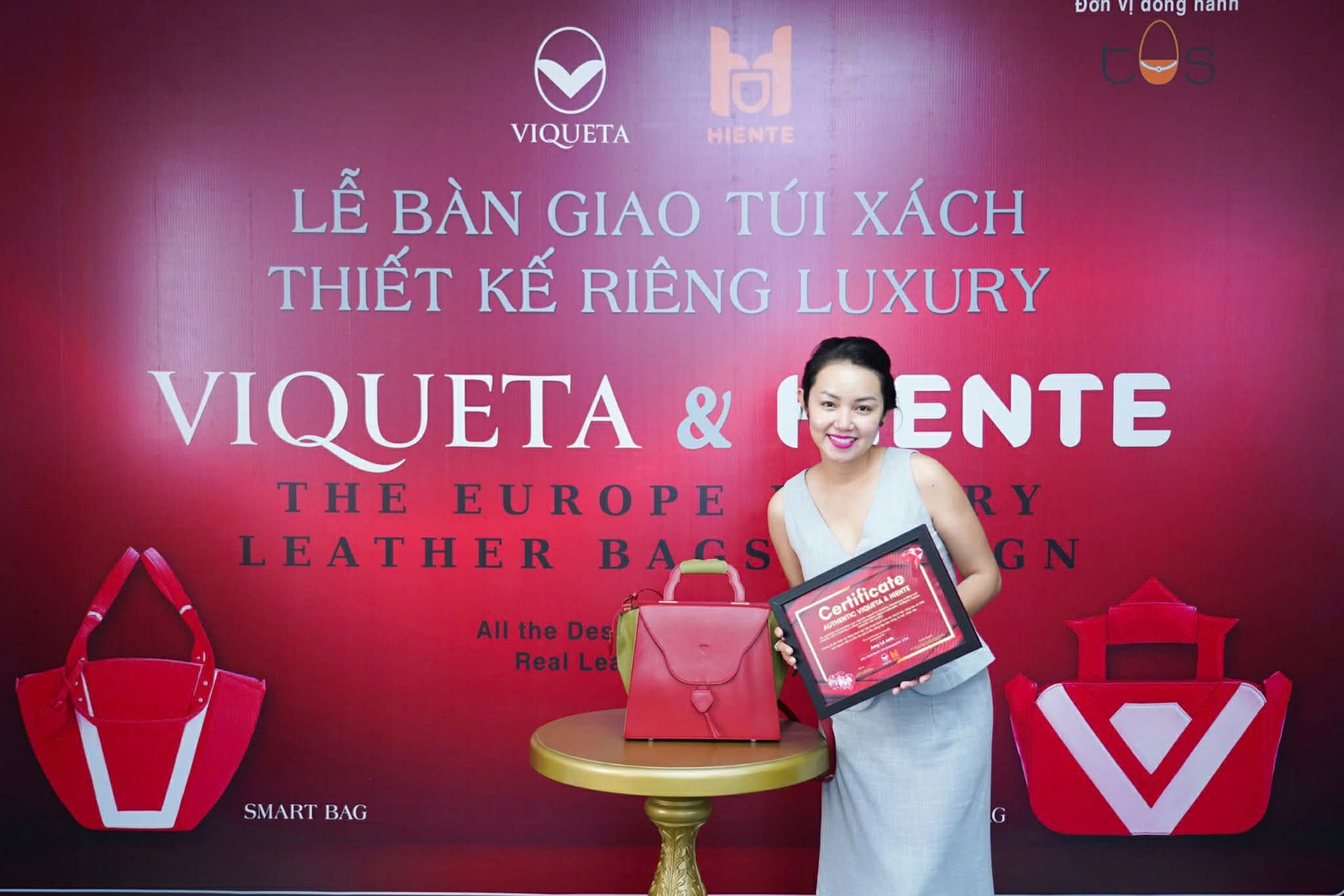 NTK Hà Lan tặng bộ túi thời trang thiết kế độc bản cho ca sĩ Amy Lê Anh- Ảnh 2.