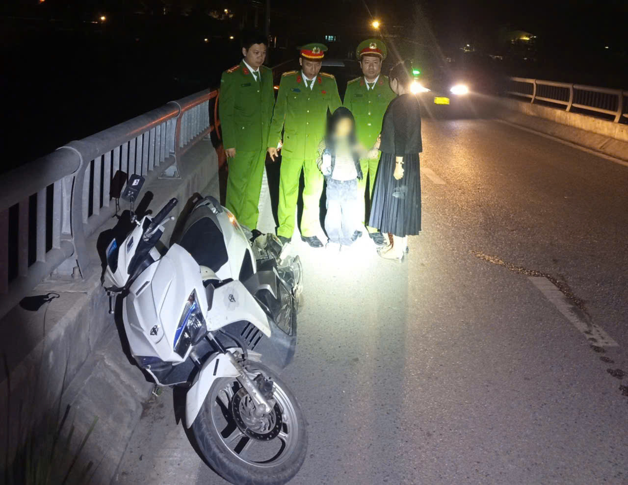 Phụ nữ Hải Phòng buộc tay con trai 4 tuổi tự tử trên cầu Xi Măng đêm khuya - Ảnh 2.