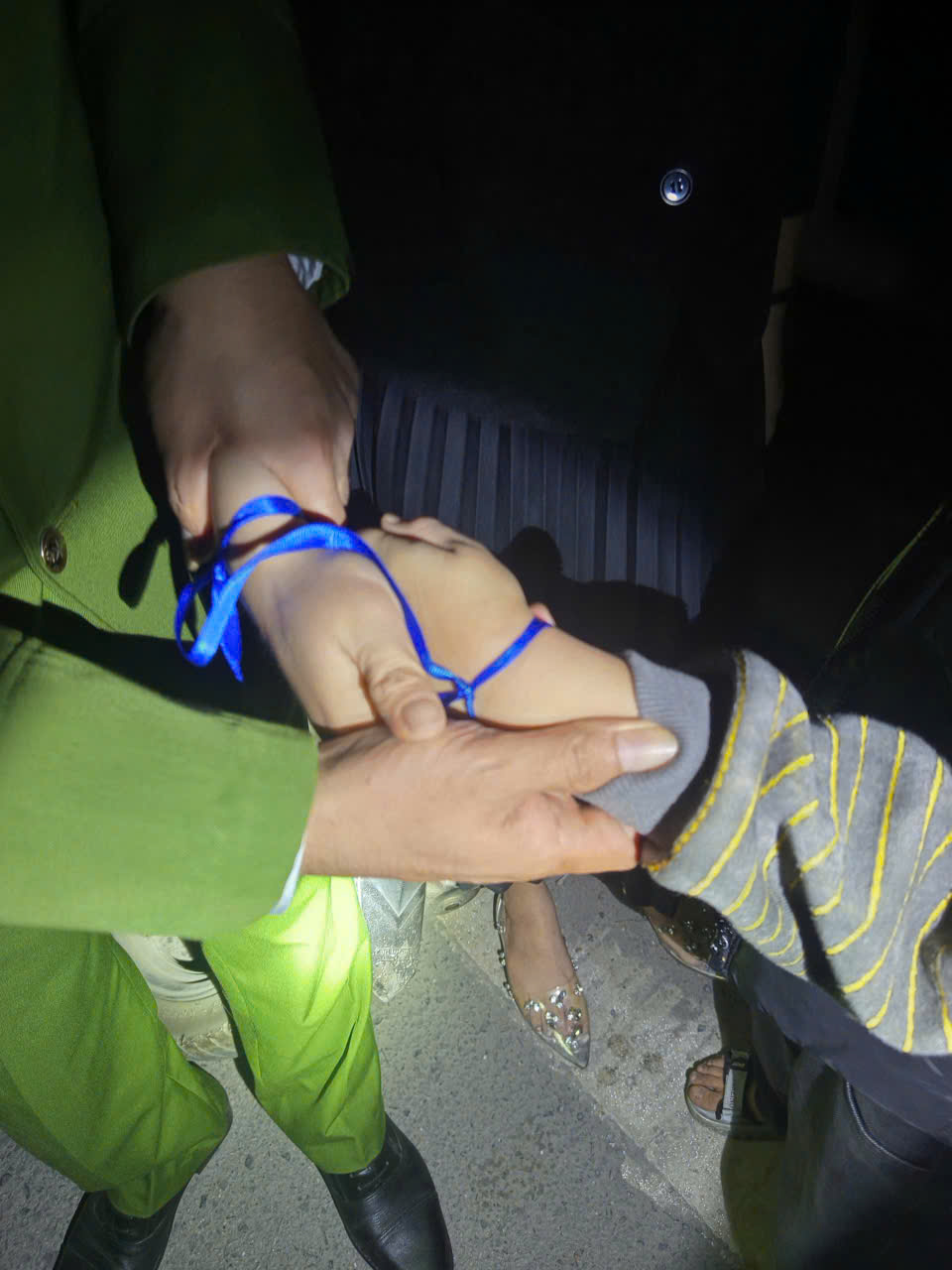 Phụ nữ Hải Phòng buộc tay con trai 4 tuổi tự tử trên cầu Xi Măng đêm khuya - Ảnh 1.