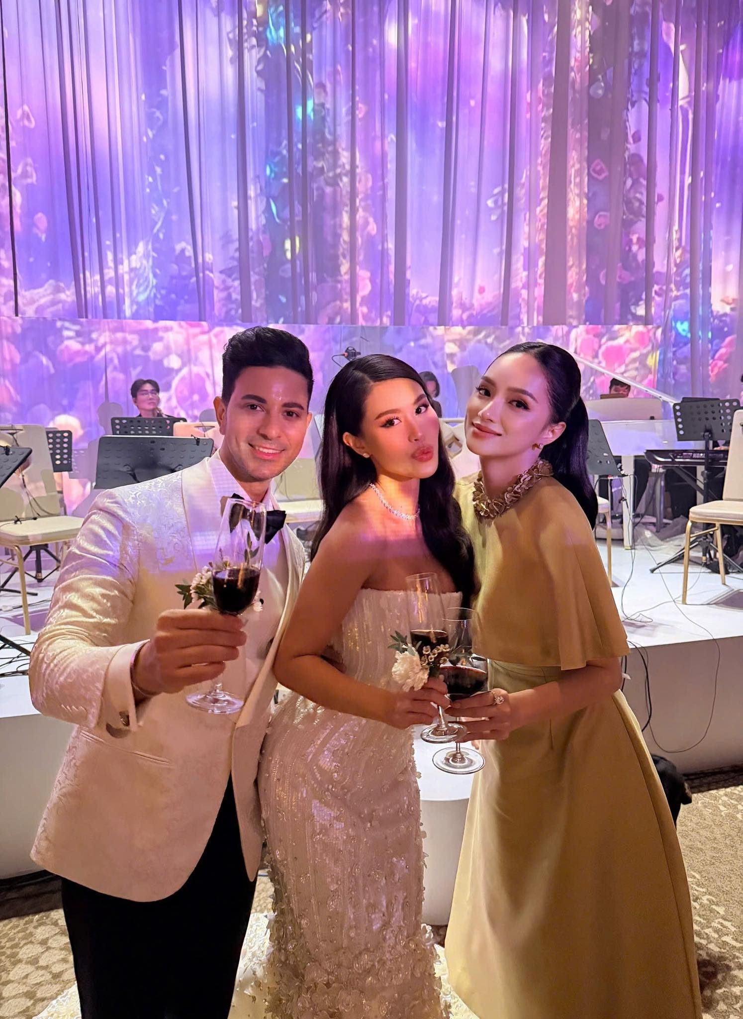 Khách mời diện đầm local brand tại lễ cưới Tiên Nguyễn: Có thiết kế chỉ 3 triệu mà cao sang, tinh tế vô cùng - Ảnh 3. Khách mời diện đầm local brand tại lễ cưới Tiên Nguyễn: Có thiết kế chỉ 3 triệu mà cao sang, tinh tế vô cùng - Ảnh 3.