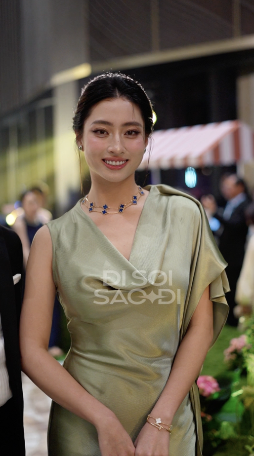 Đám cưới nhà tỷ phú khiến dân tình mãn nhãn: Người mặc sến lại rất sang, người đơn giản thì lại quá tinh tế- Ảnh 9. Đám cưới nhà tỷ phú khiến dân tình mãn nhãn: Người mặc sến lại rất sang, người đơn giản thì lại quá tinh tế- Ảnh 9.