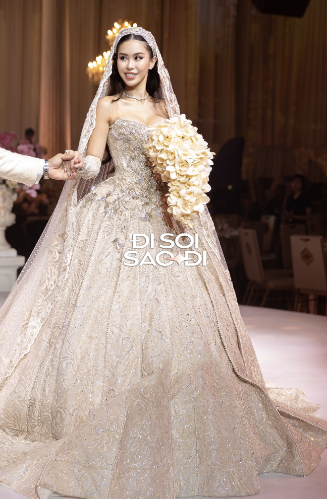 Đám cưới nhà tỷ phú khiến dân tình mãn nhãn: Người mặc sến lại rất sang, người đơn giản thì lại quá tinh tế- Ảnh 2. Đám cưới nhà tỷ phú khiến dân tình mãn nhãn: Người mặc sến lại rất sang, người đơn giản thì lại quá tinh tế- Ảnh 2.