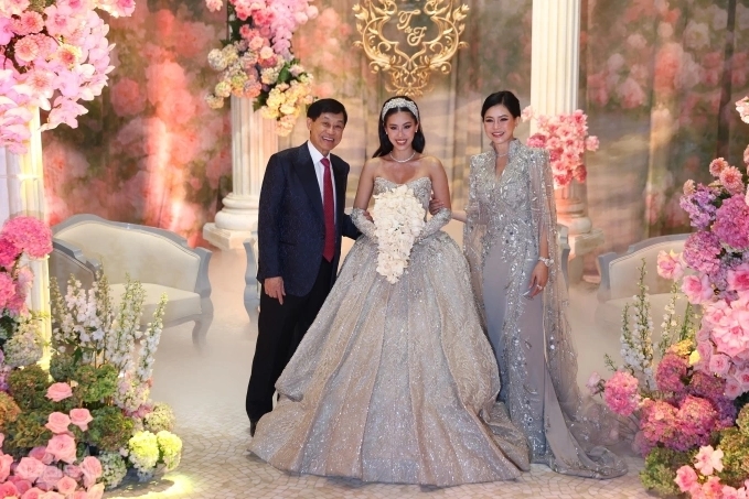 Váy cưới của Tiên Nguyễn được đặt thiết kế riêng ở nước ngoài rồi vận chuyển về Việt Nam- Ảnh 3.