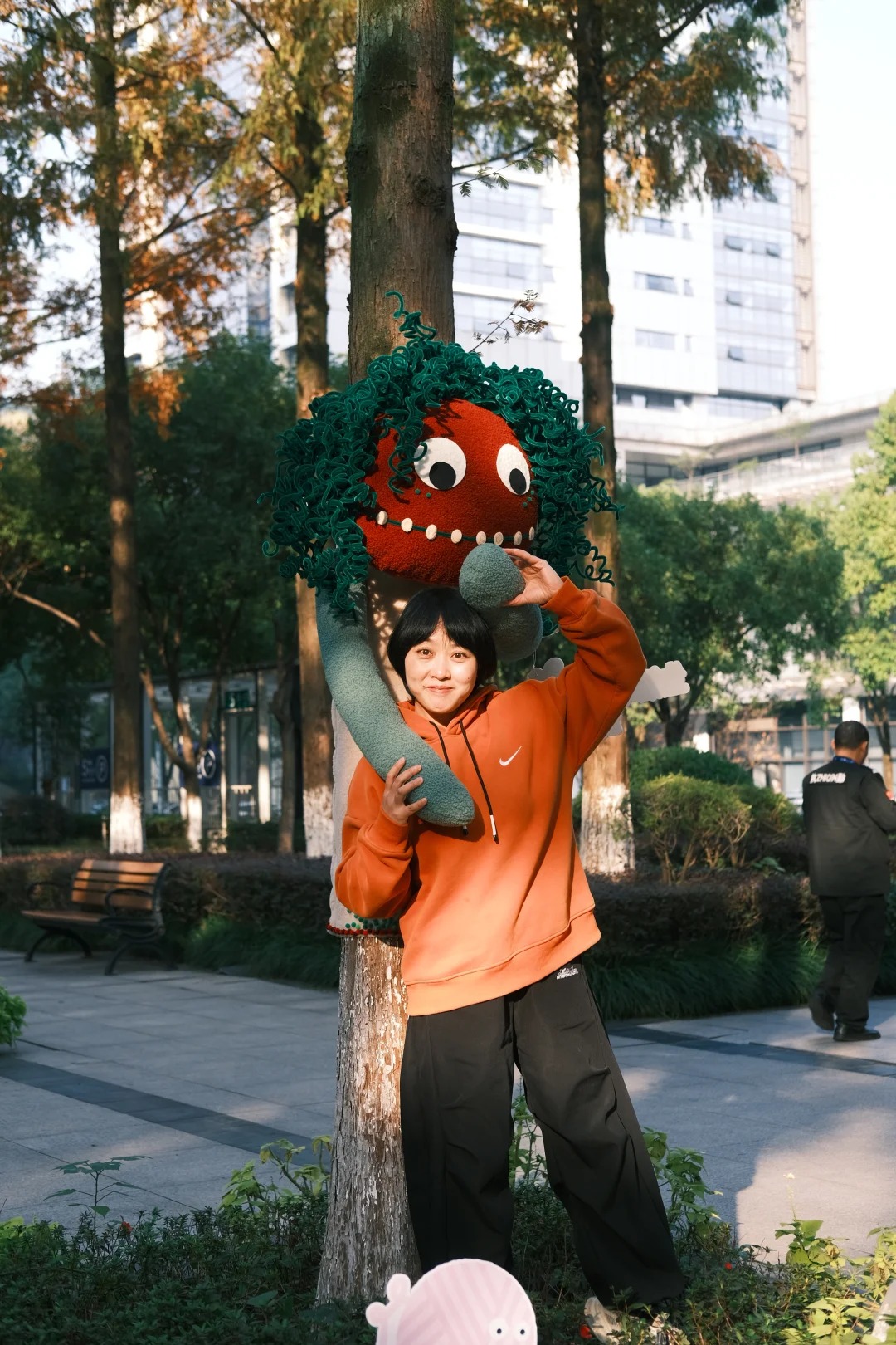 Cây cối trên đường phố đồng loạt mặc áo: Trào lưu "ôm cây" đang khiến dân tình phát sốt vì quá chữa lành!- Ảnh 24.