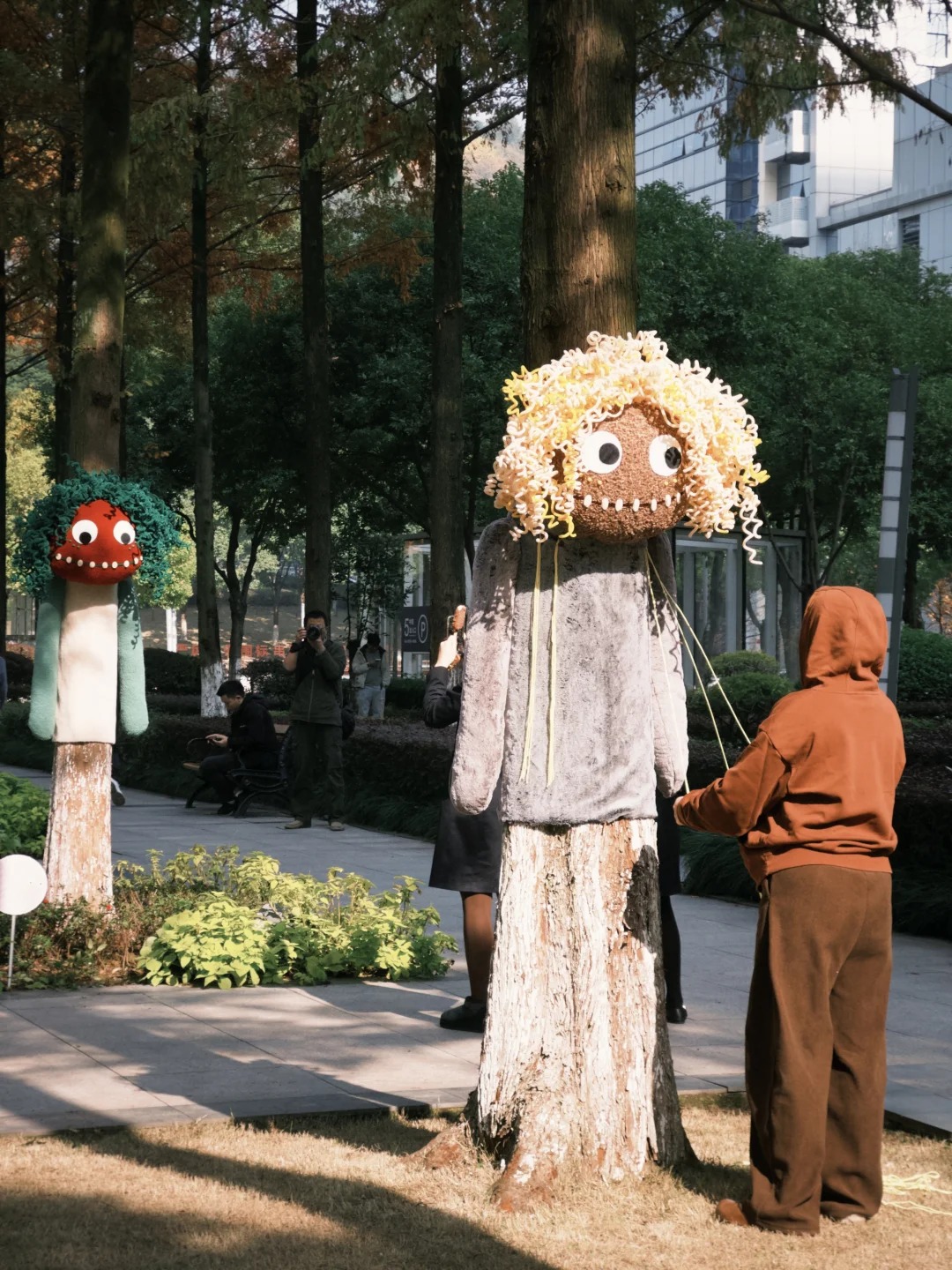 Cây cối trên đường phố đồng loạt mặc áo: Trào lưu "ôm cây" đang khiến dân tình phát sốt vì quá chữa lành!- Ảnh 23.