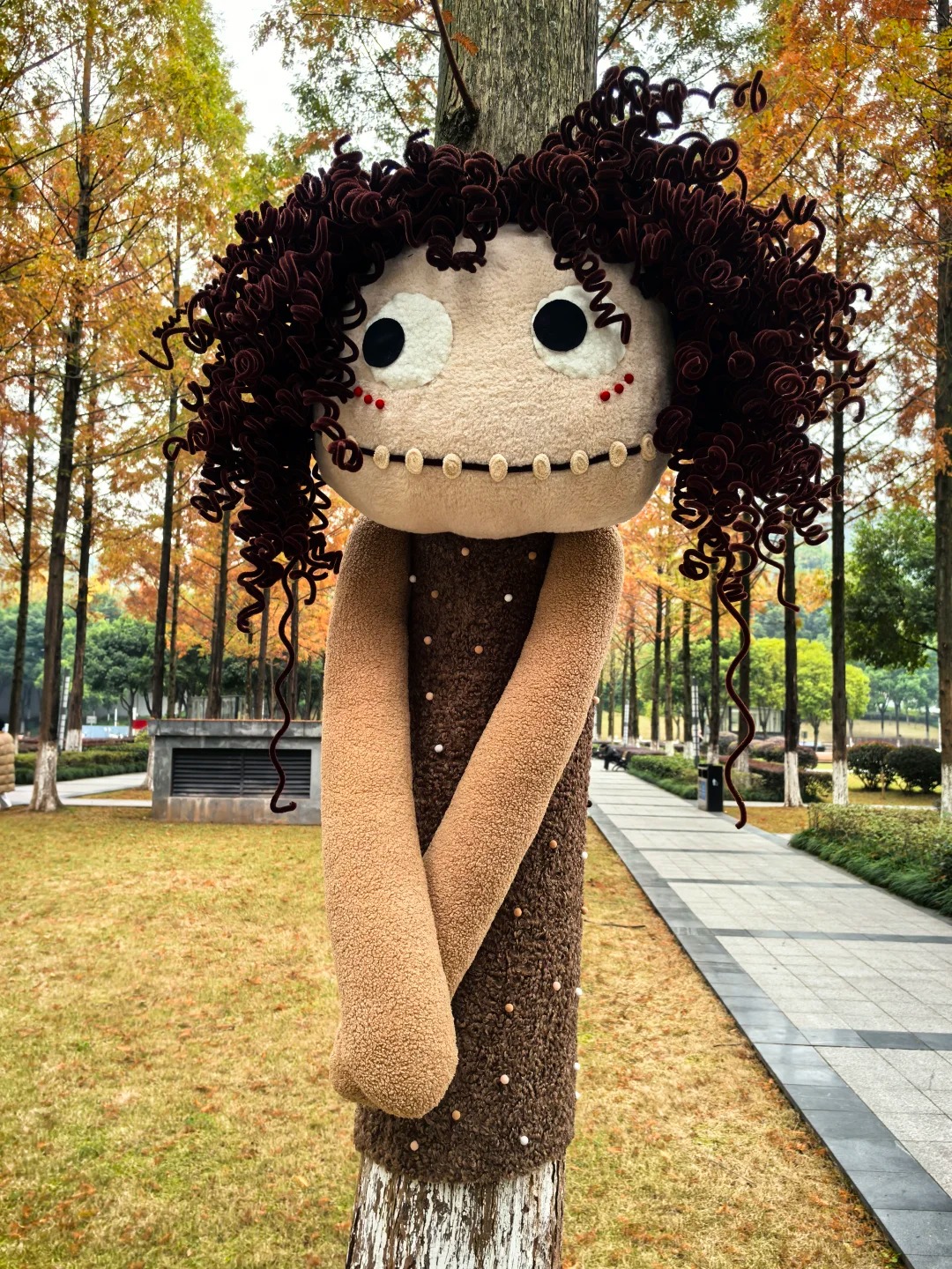 Cây cối trên đường phố đồng loạt mặc áo: Trào lưu "ôm cây" đang khiến dân tình phát sốt vì quá chữa lành!- Ảnh 22.