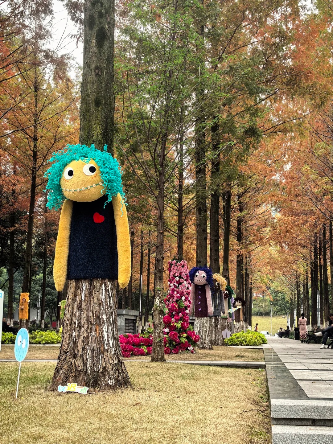 Cây cối trên đường phố đồng loạt mặc áo: Trào lưu "ôm cây" đang khiến dân tình phát sốt vì quá chữa lành!- Ảnh 38.