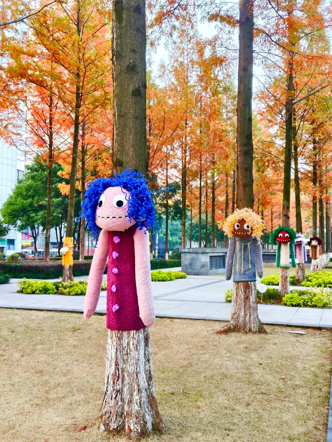 Cây cối trên đường phố đồng loạt mặc áo: Trào lưu "ôm cây" đang khiến dân tình phát sốt vì quá chữa lành!- Ảnh 36.