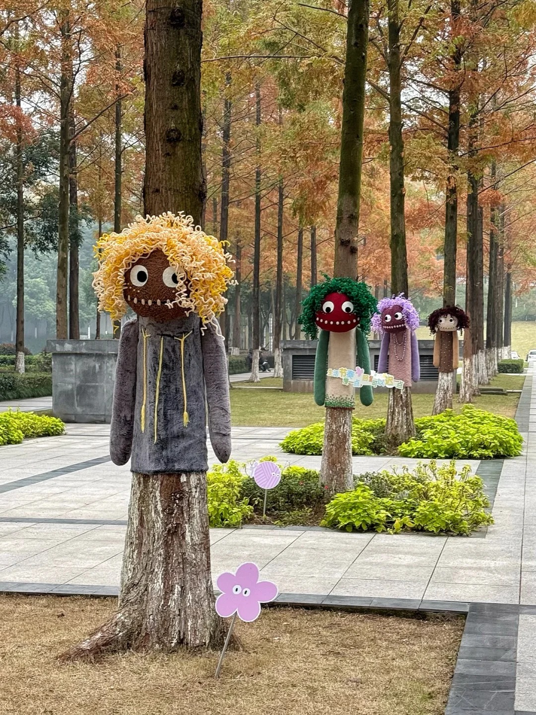 Cây cối trên đường phố đồng loạt mặc áo: Trào lưu "ôm cây" đang khiến dân tình phát sốt vì quá chữa lành!- Ảnh 35.