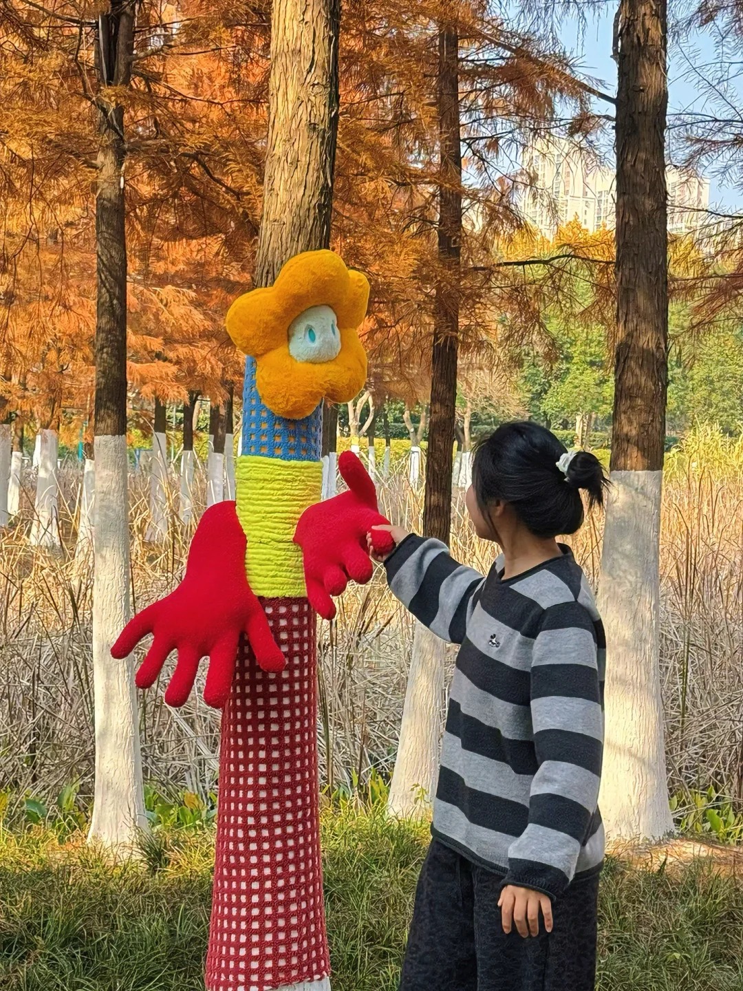 Cây cối trên đường phố đồng loạt mặc áo: Trào lưu "ôm cây" đang khiến dân tình phát sốt vì quá chữa lành!- Ảnh 32.