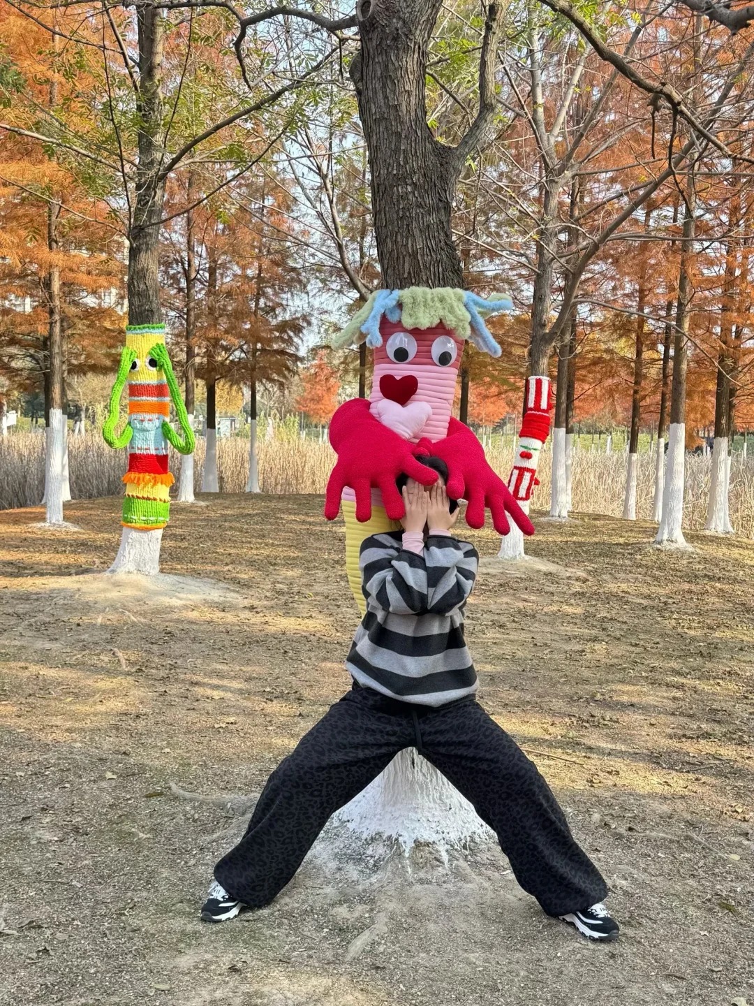 Cây cối trên đường phố đồng loạt mặc áo: Trào lưu "ôm cây" đang khiến dân tình phát sốt vì quá chữa lành!- Ảnh 31.