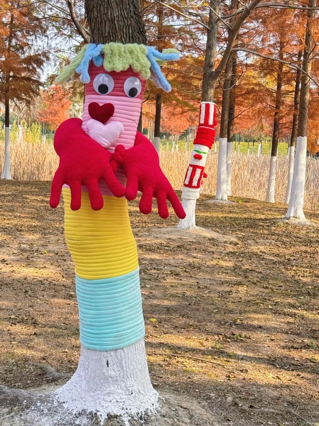 Cây cối trên đường phố đồng loạt mặc áo: Trào lưu "ôm cây" đang khiến dân tình phát sốt vì quá chữa lành!- Ảnh 48.