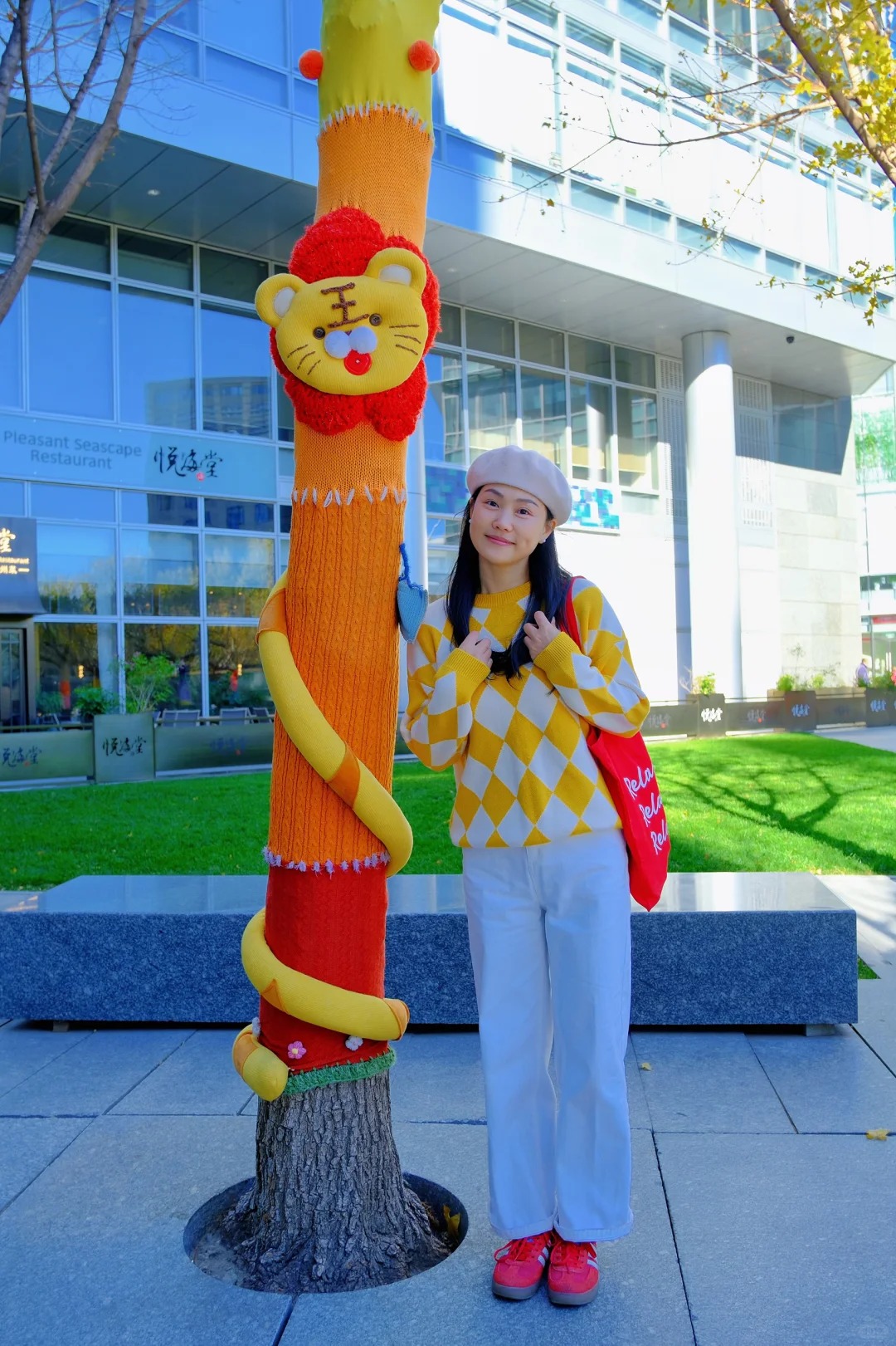 Cây cối trên đường phố đồng loạt mặc áo: Trào lưu "ôm cây" đang khiến dân tình phát sốt vì quá chữa lành!- Ảnh 21.