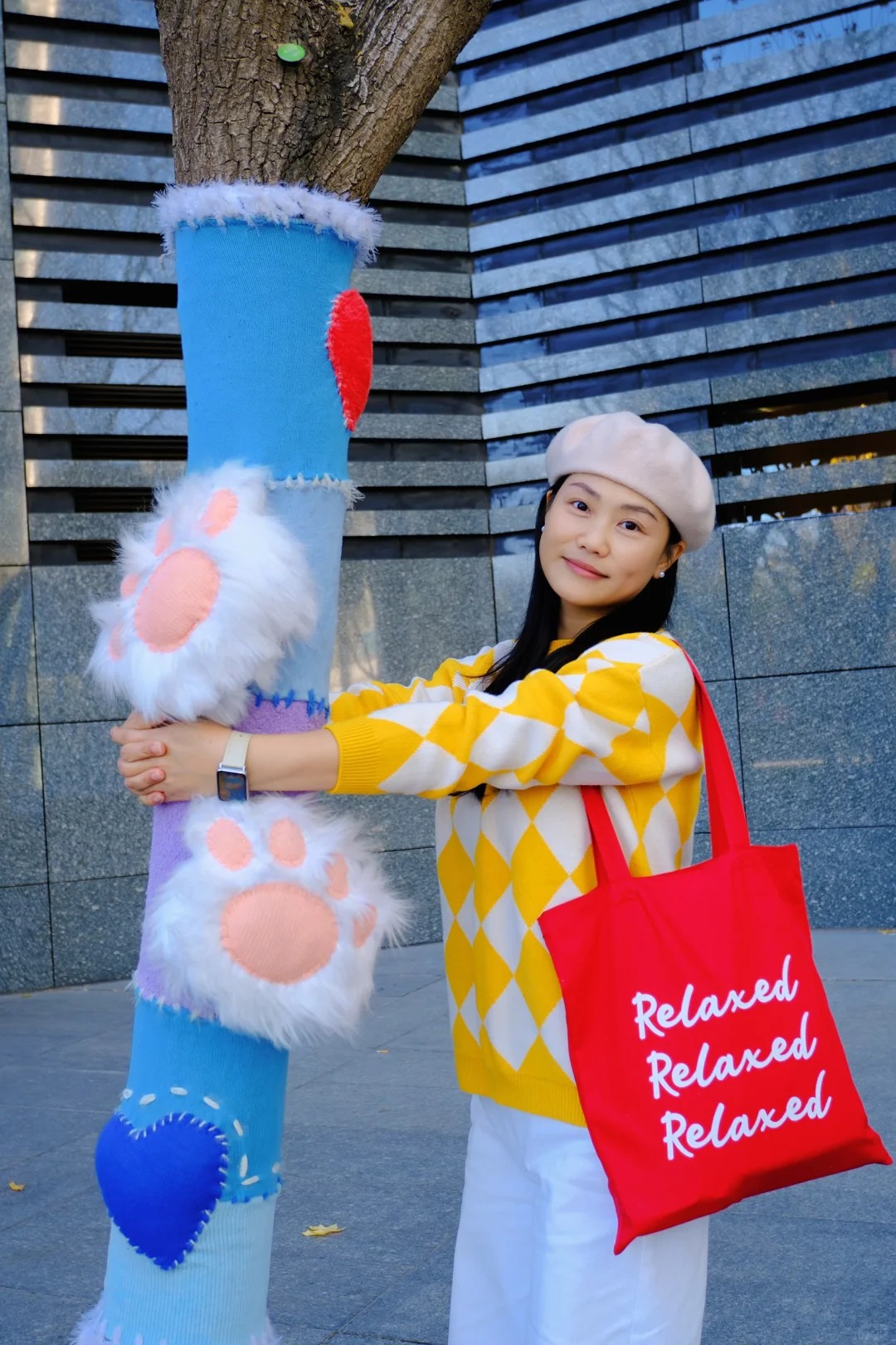 Cây cối trên đường phố đồng loạt mặc áo: Trào lưu "ôm cây" đang khiến dân tình phát sốt vì quá chữa lành!- Ảnh 20.