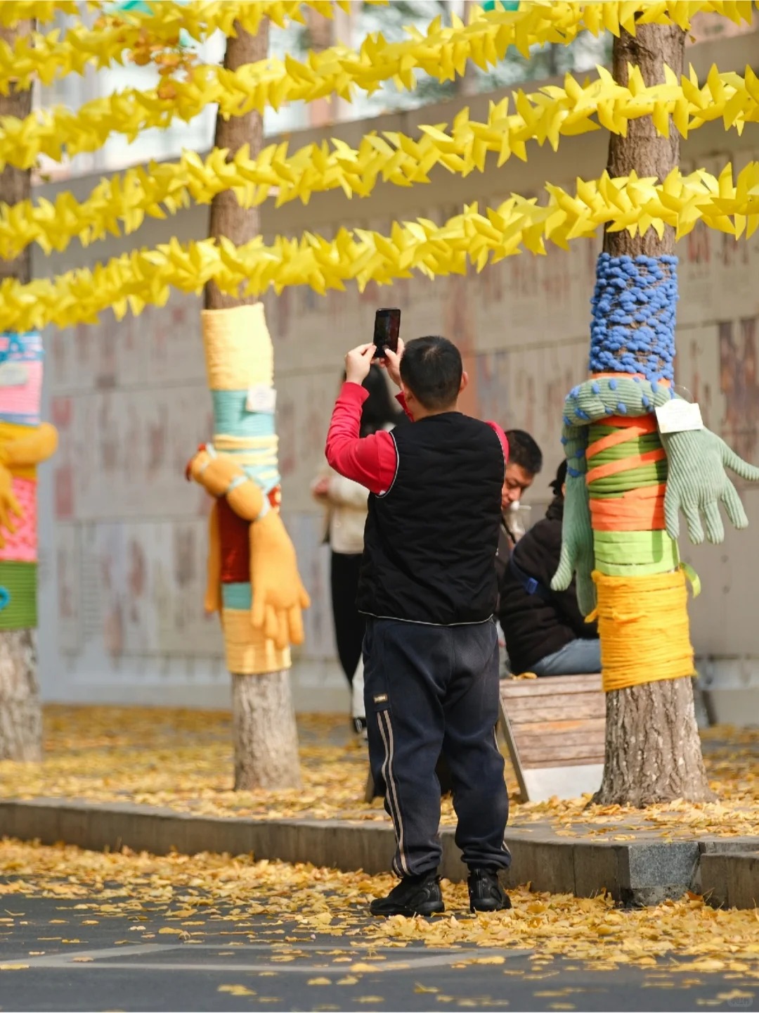 Cây cối trên đường phố đồng loạt mặc áo: Trào lưu "ôm cây" đang khiến dân tình phát sốt vì quá chữa lành!- Ảnh 45.