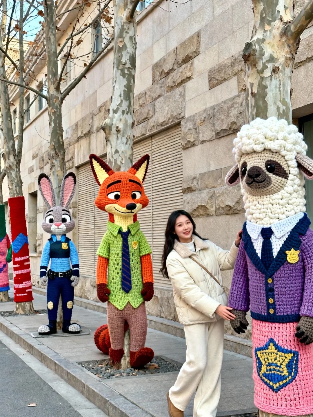 Cây cối trên đường phố đồng loạt mặc áo: Trào lưu "ôm cây" đang khiến dân tình phát sốt vì quá chữa lành!- Ảnh 43.