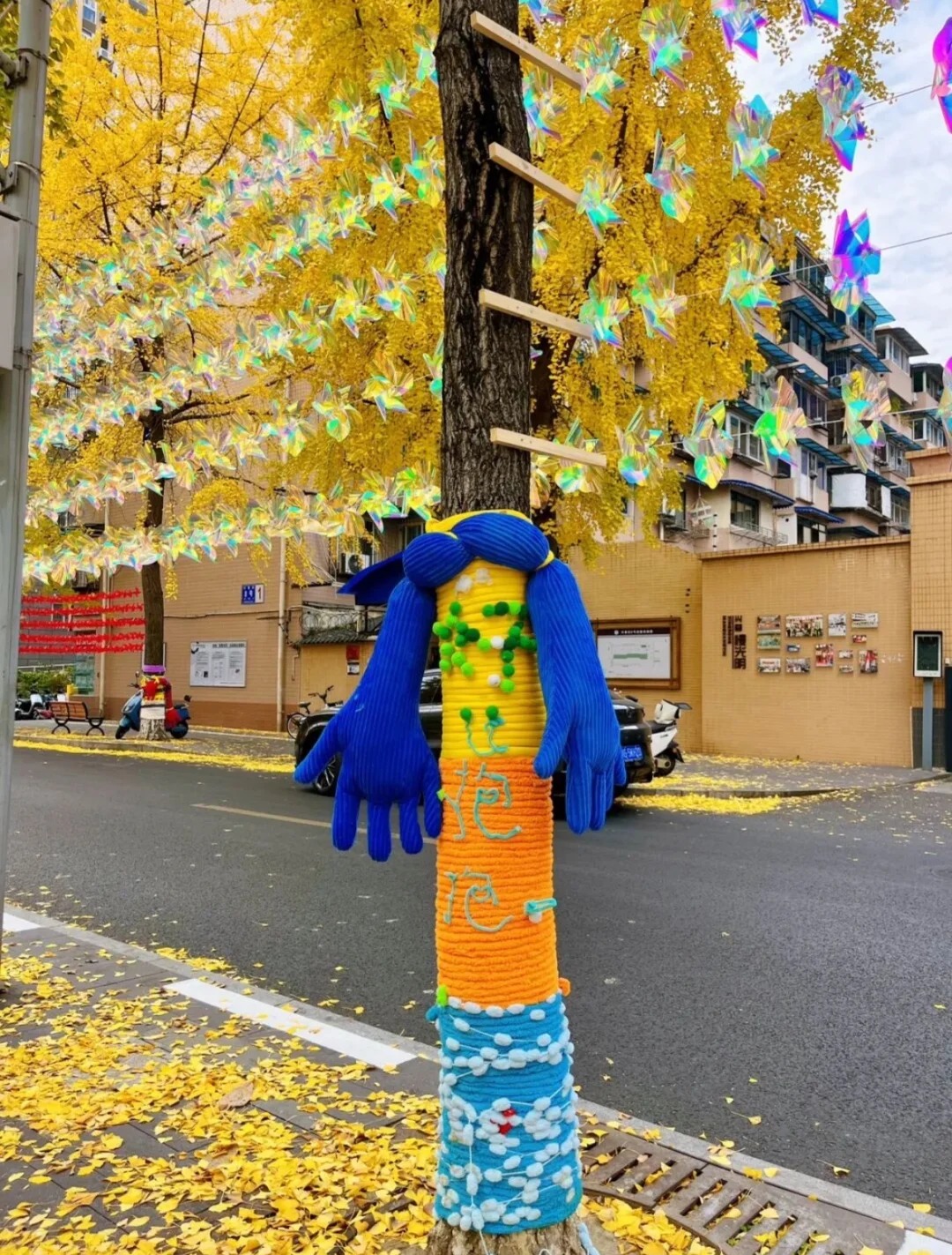 Cây cối trên đường phố đồng loạt mặc áo: Trào lưu "ôm cây" đang khiến dân tình phát sốt vì quá chữa lành!- Ảnh 30.