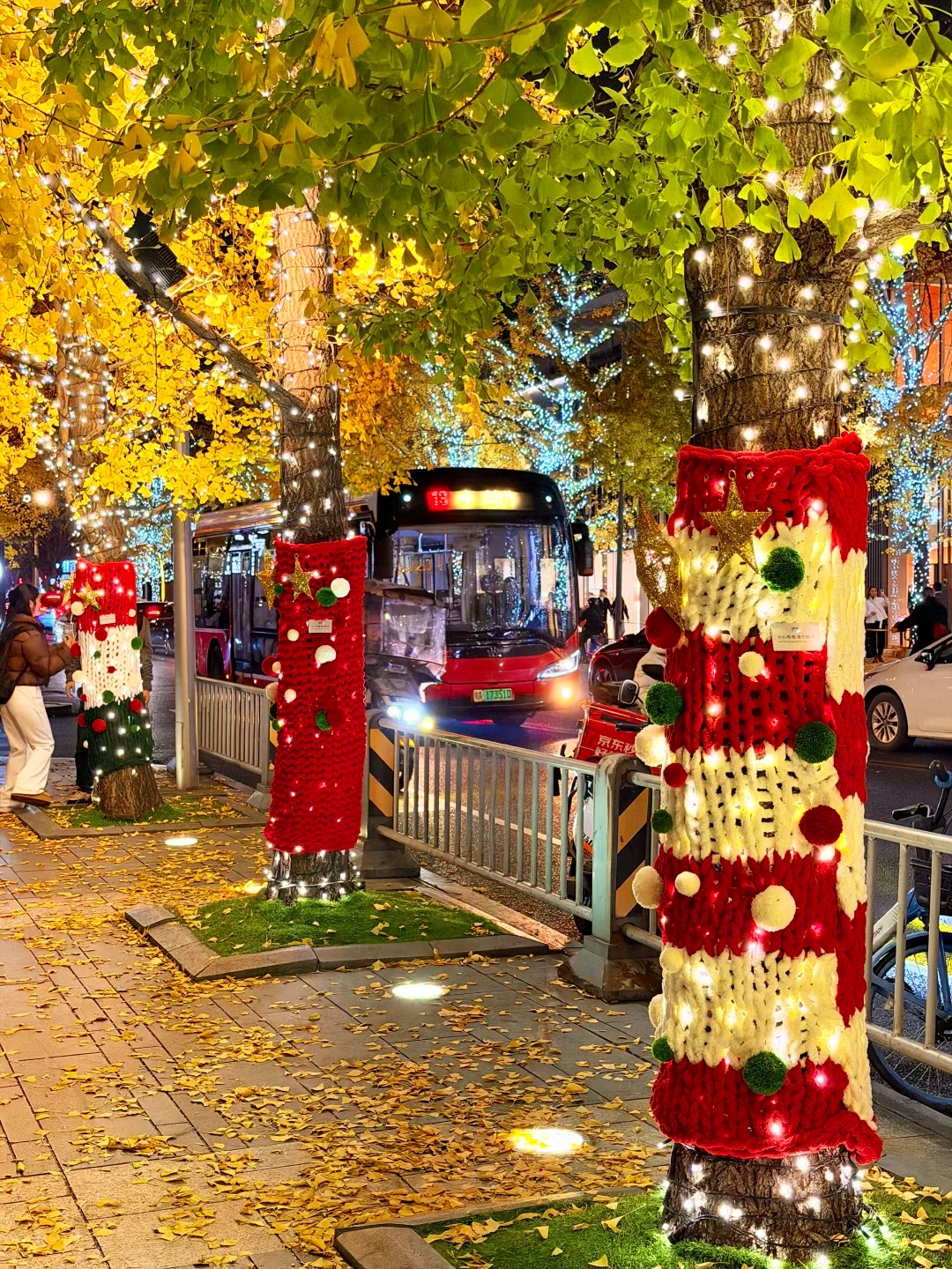 Cây cối trên đường phố đồng loạt mặc áo: Trào lưu "ôm cây" đang khiến dân tình phát sốt vì quá chữa lành!- Ảnh 41.