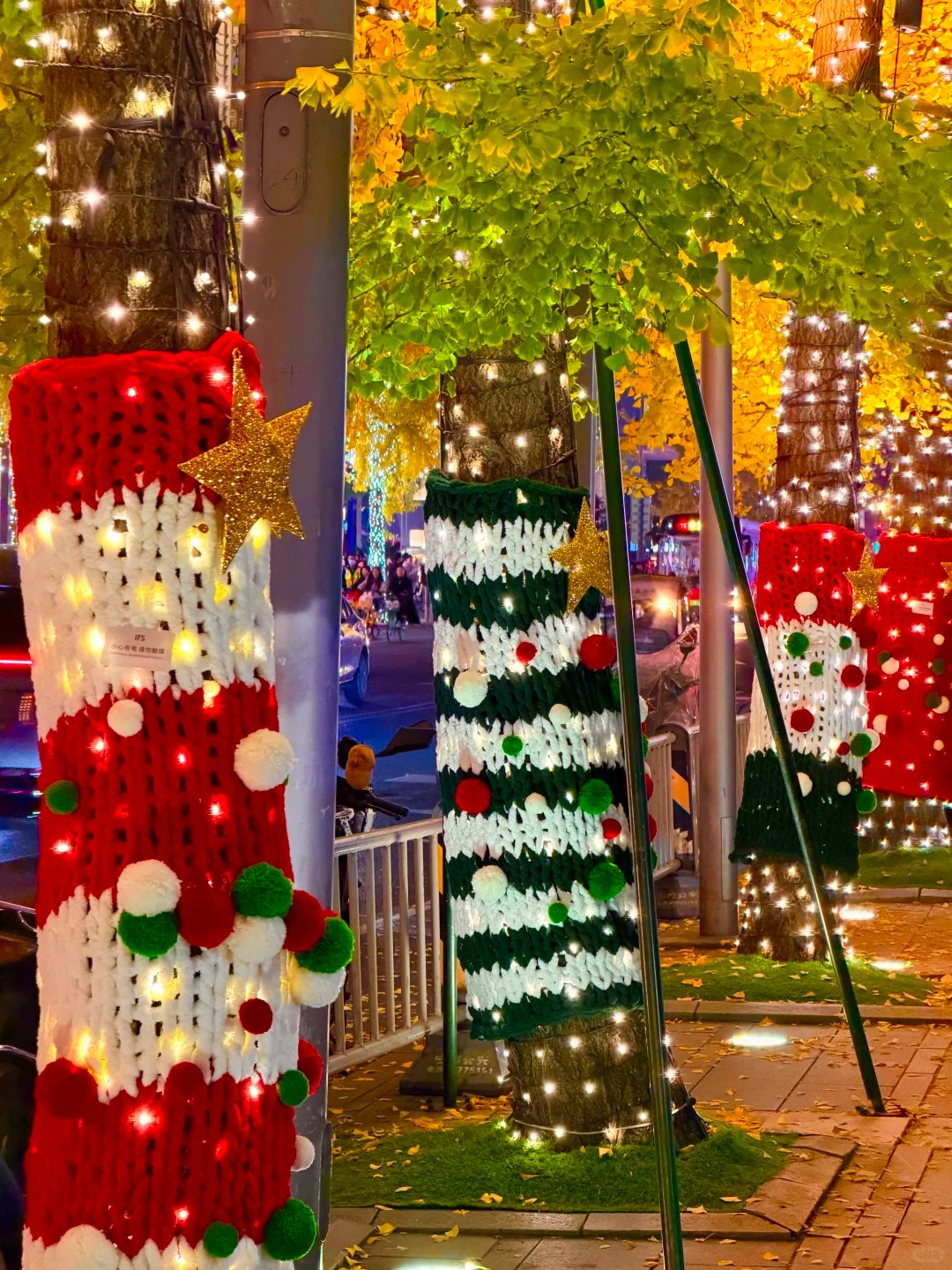 Cây cối trên đường phố đồng loạt mặc áo: Trào lưu "ôm cây" đang khiến dân tình phát sốt vì quá chữa lành!- Ảnh 40.