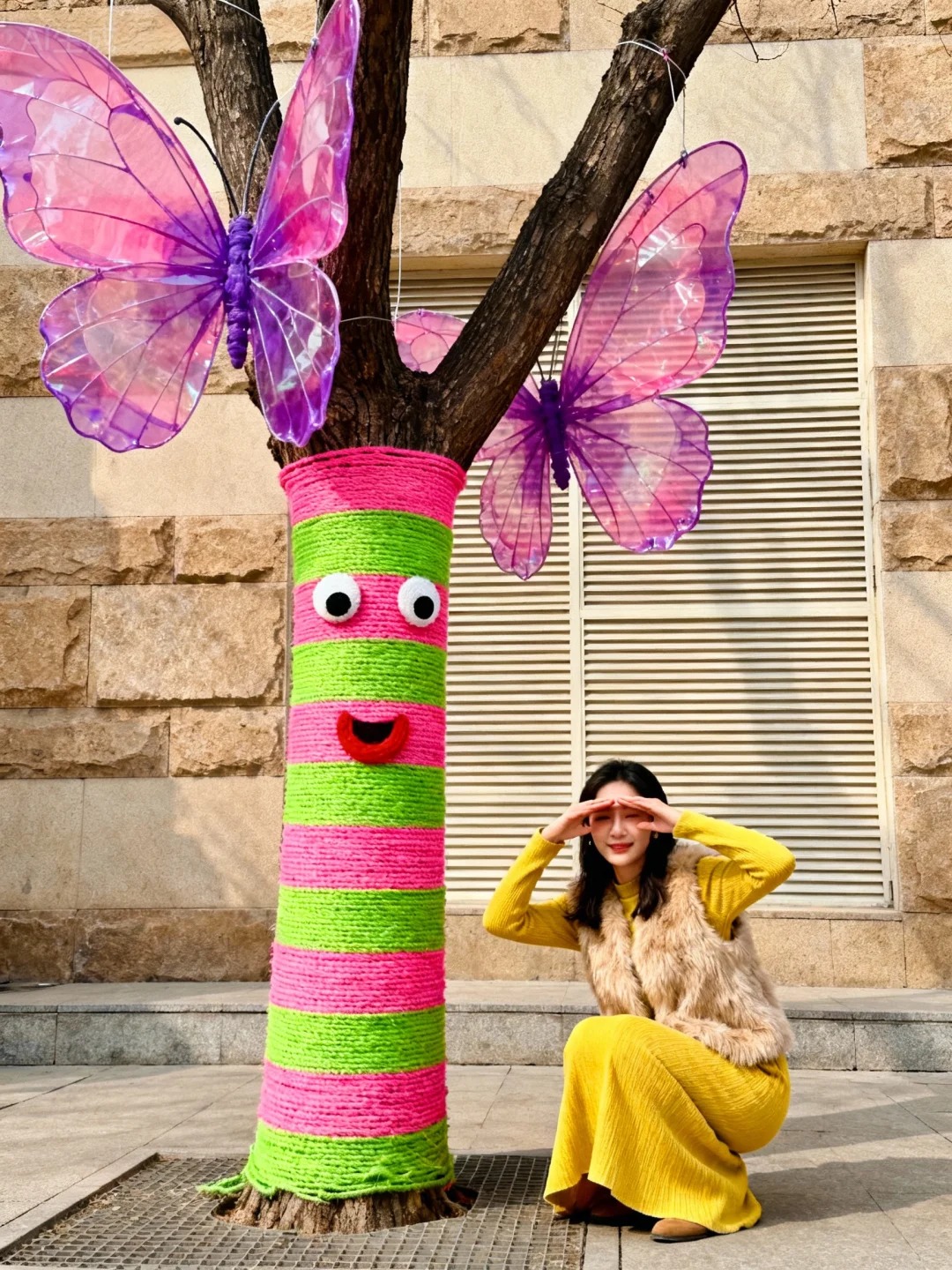 Cây cối trên đường phố đồng loạt mặc áo: Trào lưu "ôm cây" đang khiến dân tình phát sốt vì quá chữa lành!- Ảnh 14.