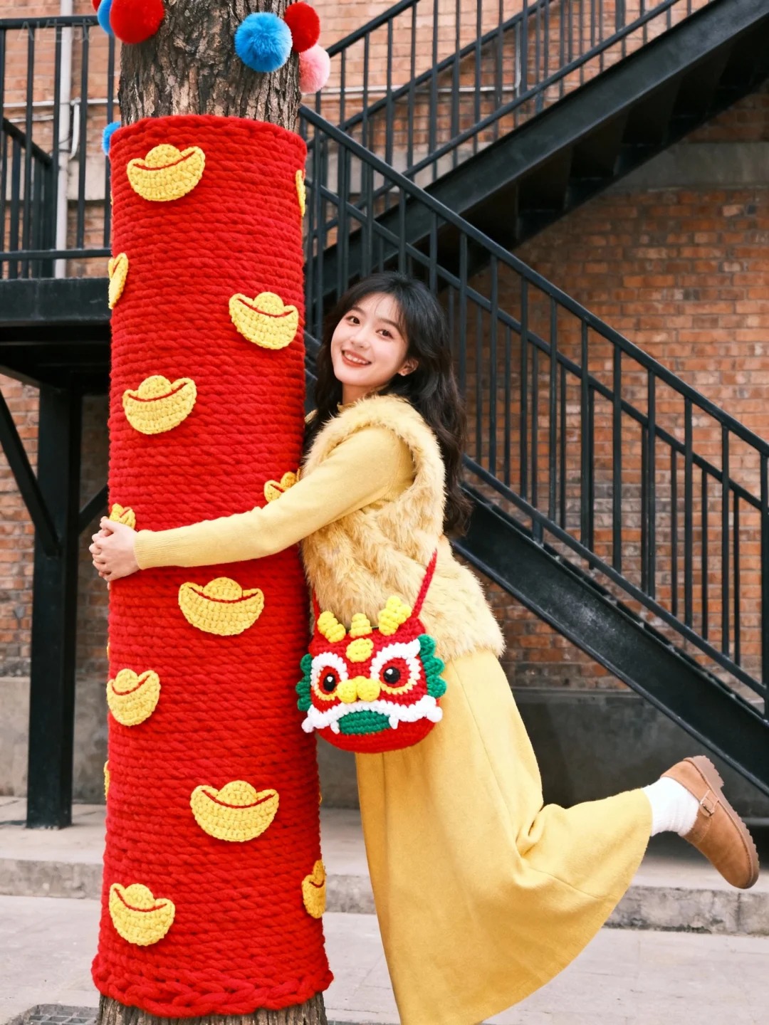 Cây cối trên đường phố đồng loạt mặc áo: Trào lưu "ôm cây" đang khiến dân tình phát sốt vì quá chữa lành!- Ảnh 10.