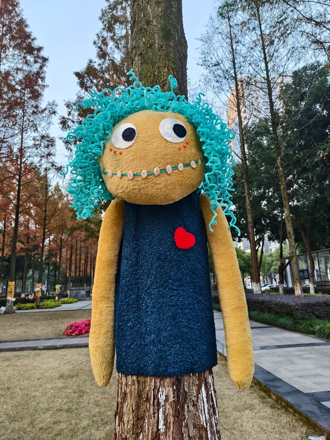 Cây cối trên đường phố đồng loạt mặc áo: Trào lưu "ôm cây" đang khiến dân tình phát sốt vì quá chữa lành!- Ảnh 9.