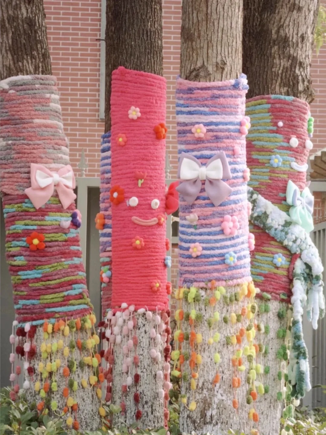 Cây cối trên đường phố đồng loạt mặc áo: Trào lưu "ôm cây" đang khiến dân tình phát sốt vì quá chữa lành!- Ảnh 27.