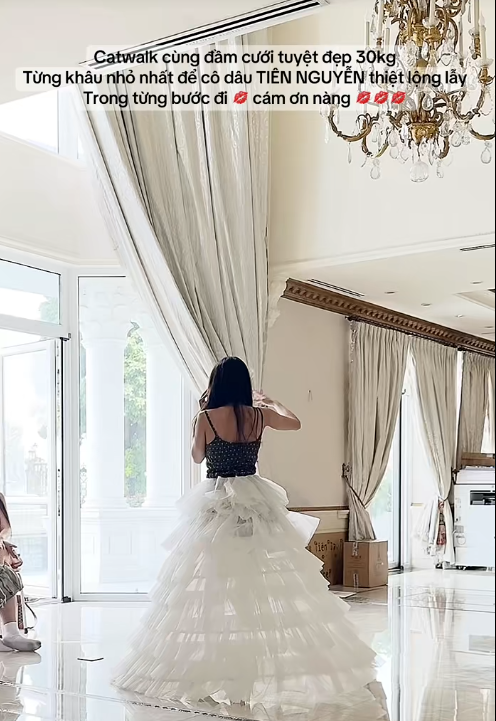 Vì sao Tiên Nguyễn phải học lại catwalk chỉ vài giờ trước lễ cưới?- Ảnh 2. Vì sao Tiên Nguyễn phải học lại catwalk chỉ vài giờ trước lễ cưới?- Ảnh 2.