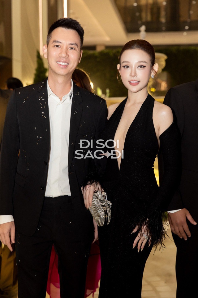 Đám cưới nhà tỷ phú khiến dân tình mãn nhãn: Người mặc sến lại rất sang, người đơn giản thì lại quá tinh tế- Ảnh 16. Đám cưới nhà tỷ phú khiến dân tình mãn nhãn: Người mặc sến lại rất sang, người đơn giản thì lại quá tinh tế- Ảnh 16.