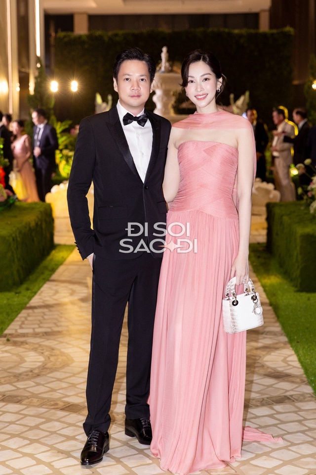 Đám cưới nhà tỷ phú khiến dân tình mãn nhãn: Người mặc sến lại rất sang, người đơn giản thì lại quá tinh tế- Ảnh 15. Đám cưới nhà tỷ phú khiến dân tình mãn nhãn: Người mặc sến lại rất sang, người đơn giản thì lại quá tinh tế- Ảnh 15.