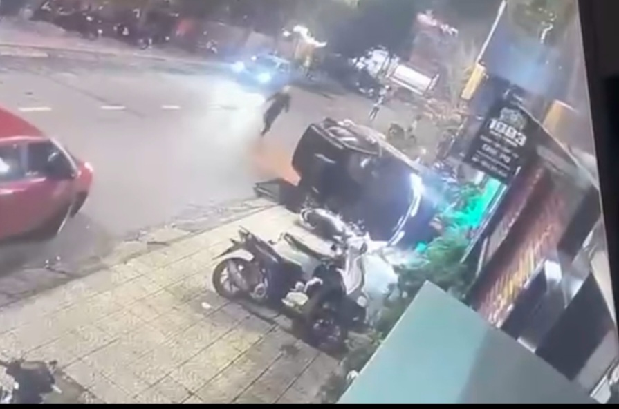 Xe ô tô bất ngờ tông trúng nhiều người đứng trên vỉa hè tại Quảng Trị - Ảnh 1.