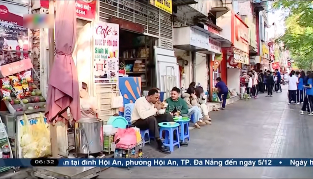 Khách Tây ngồi vỉa hè ăn đặc sản khi du lịch Hà Nội: Bất ngờ được lên thời sự, danh tính thật gây thích thú - Ảnh 3.