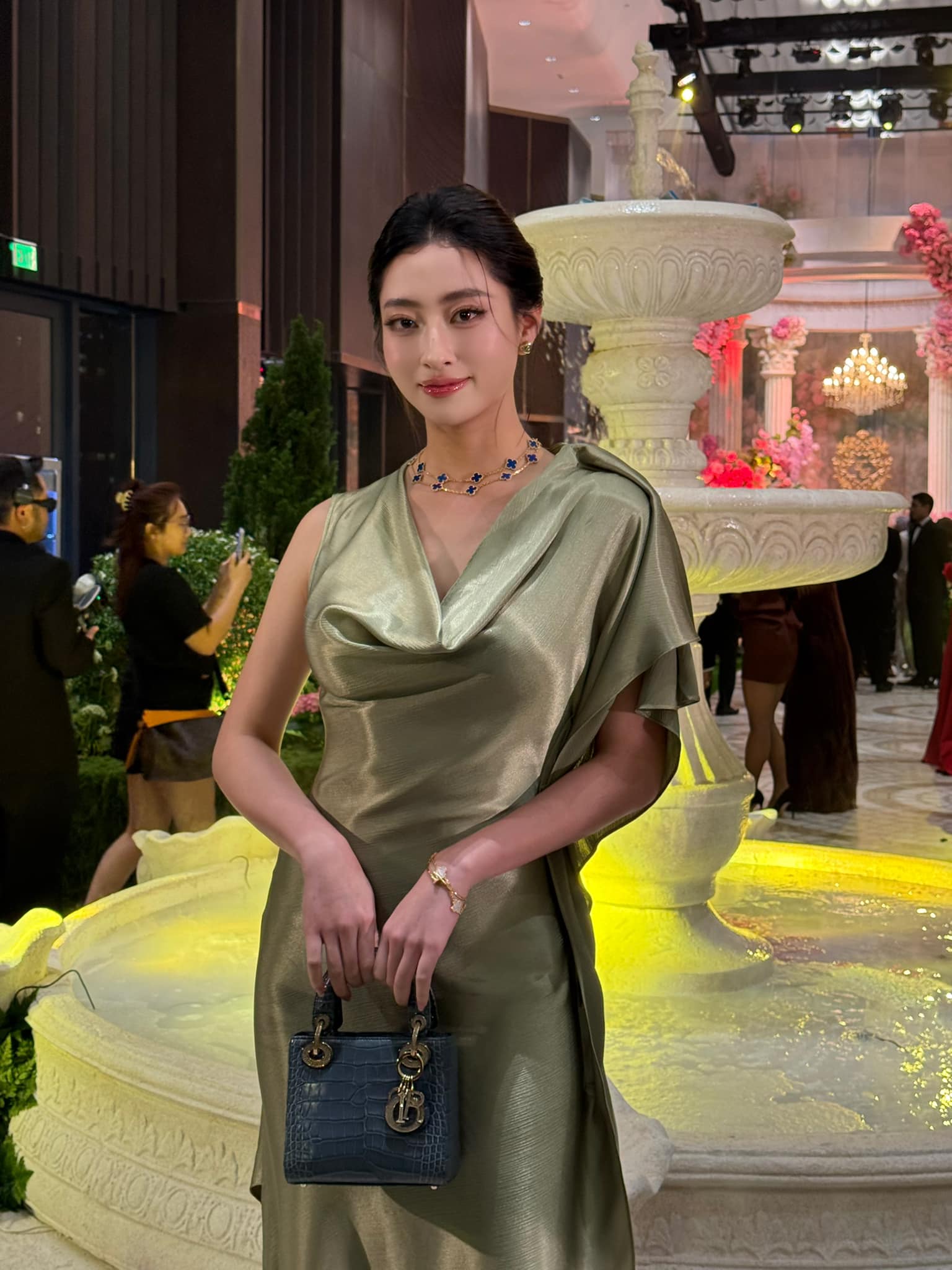 Khách mời diện đầm local brand tại lễ cưới Tiên Nguyễn: Có thiết kế chỉ 3 triệu mà cao sang, tinh tế vô cùng - Ảnh 13. Khách mời diện đầm local brand tại lễ cưới Tiên Nguyễn: Có thiết kế chỉ 3 triệu mà cao sang, tinh tế vô cùng - Ảnh 13.