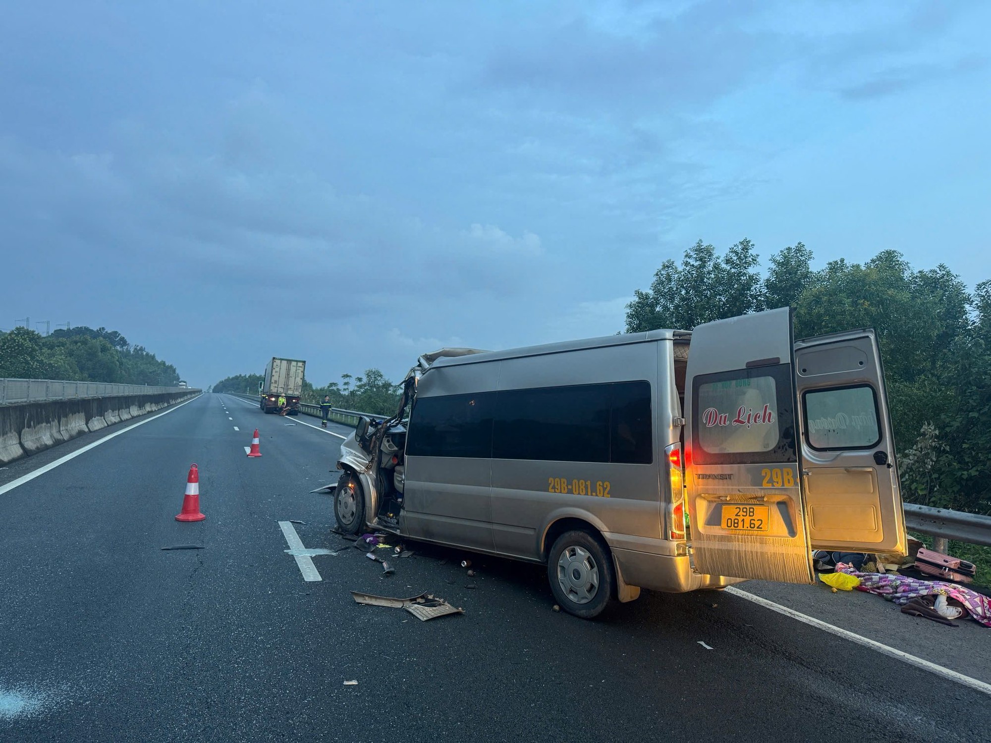 Tai nạn 4 người chết ở Đà Nẵng: Cả lái xe và khách không thắt dây an toàn - Ảnh 2. Tai nạn 4 người chết ở Đà Nẵng: Cả lái xe và khách không thắt dây an toàn - Ảnh 2.