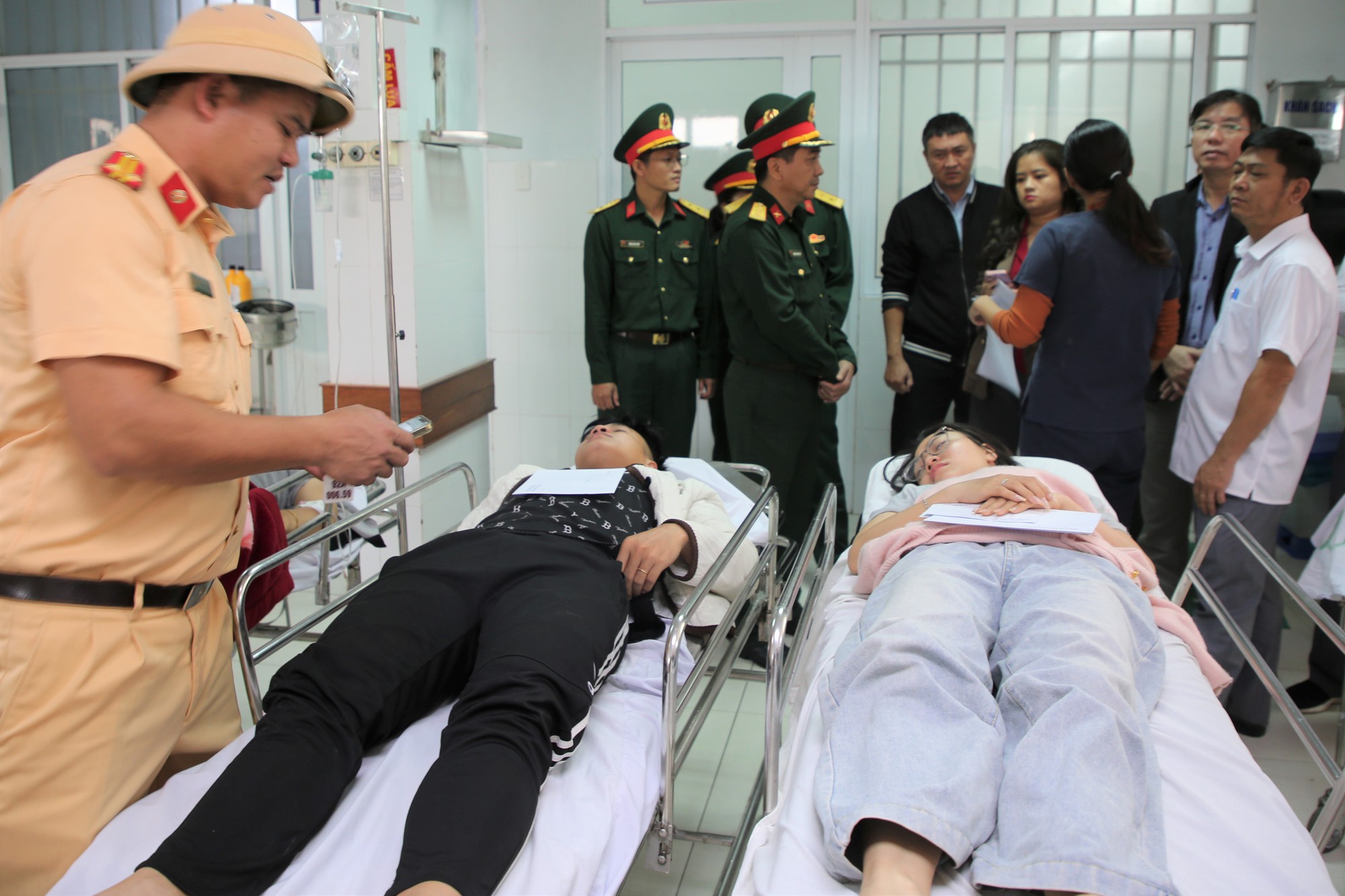 Cô dâu bàng hoàng kể lại tai nạn xe đám cưới khiến 4 người tử vong trên cao tốc Đà Nẵng - Quảng Ngãi - Ảnh 2. Cô dâu bàng hoàng kể lại tai nạn xe đám cưới khiến 4 người tử vong trên cao tốc Đà Nẵng - Quảng Ngãi - Ảnh 2.